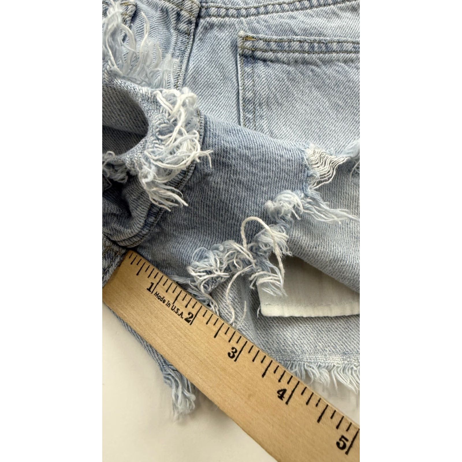 Cotton On COTTON ON Denim Shorts Womens 4 Light Wash Distressed Cut-Off Raw Hem Size 27" / US 4 / IT 40 - 6 Thumbnail