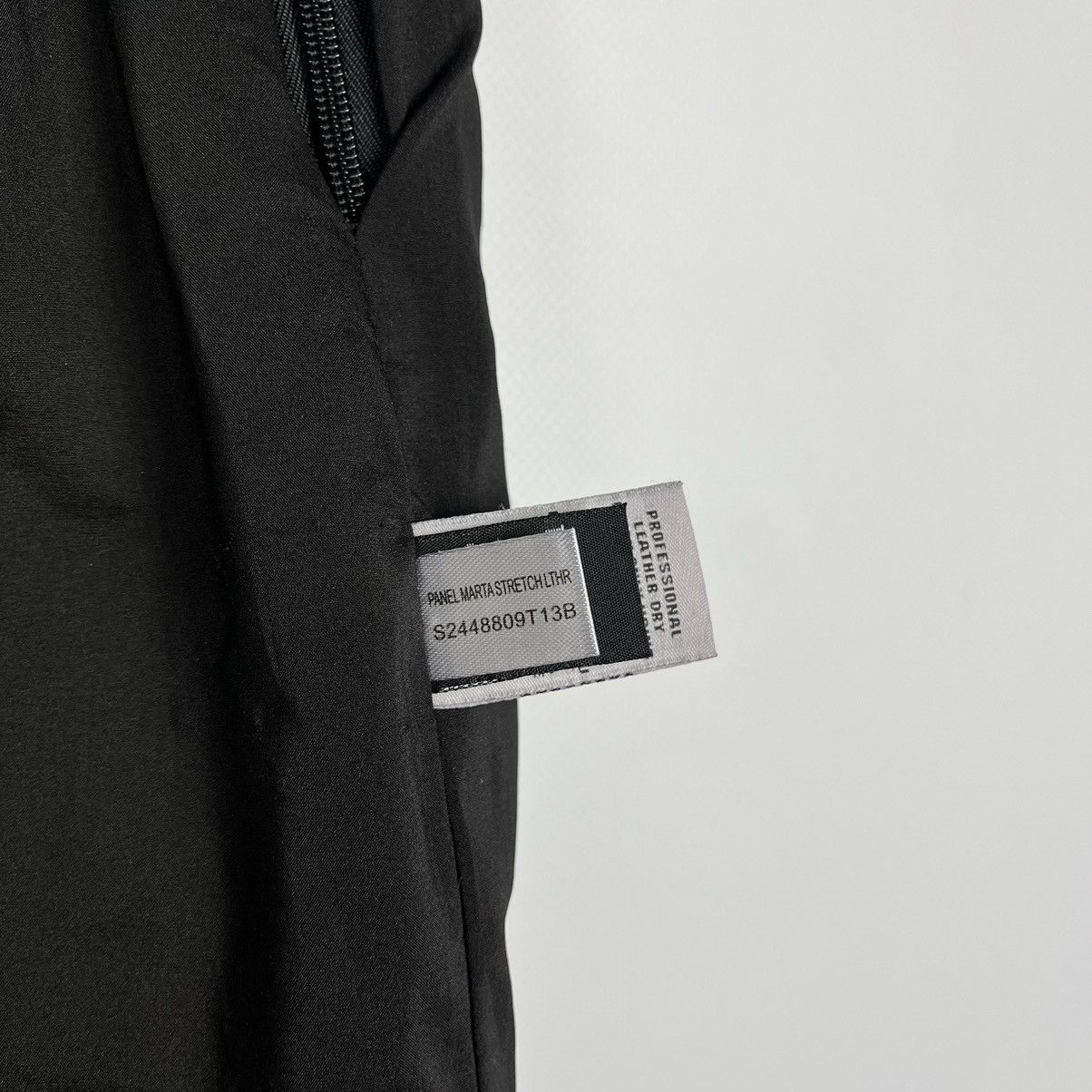 Diane von Furstenberg Ladies Diane Von Fustenberg Avant-Garde Leather Midi Skirt Size 30" / US 8 / IT 44 - 23 Thumbnail