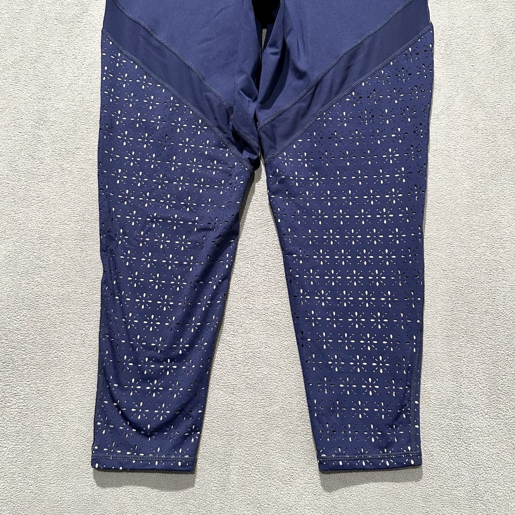 Vintage Aerie Leggings Womens XL Blue Floral Laser Cut Cropped Move Chill Activewear Yoga Size 40" / US 18 - 6 Thumbnail
