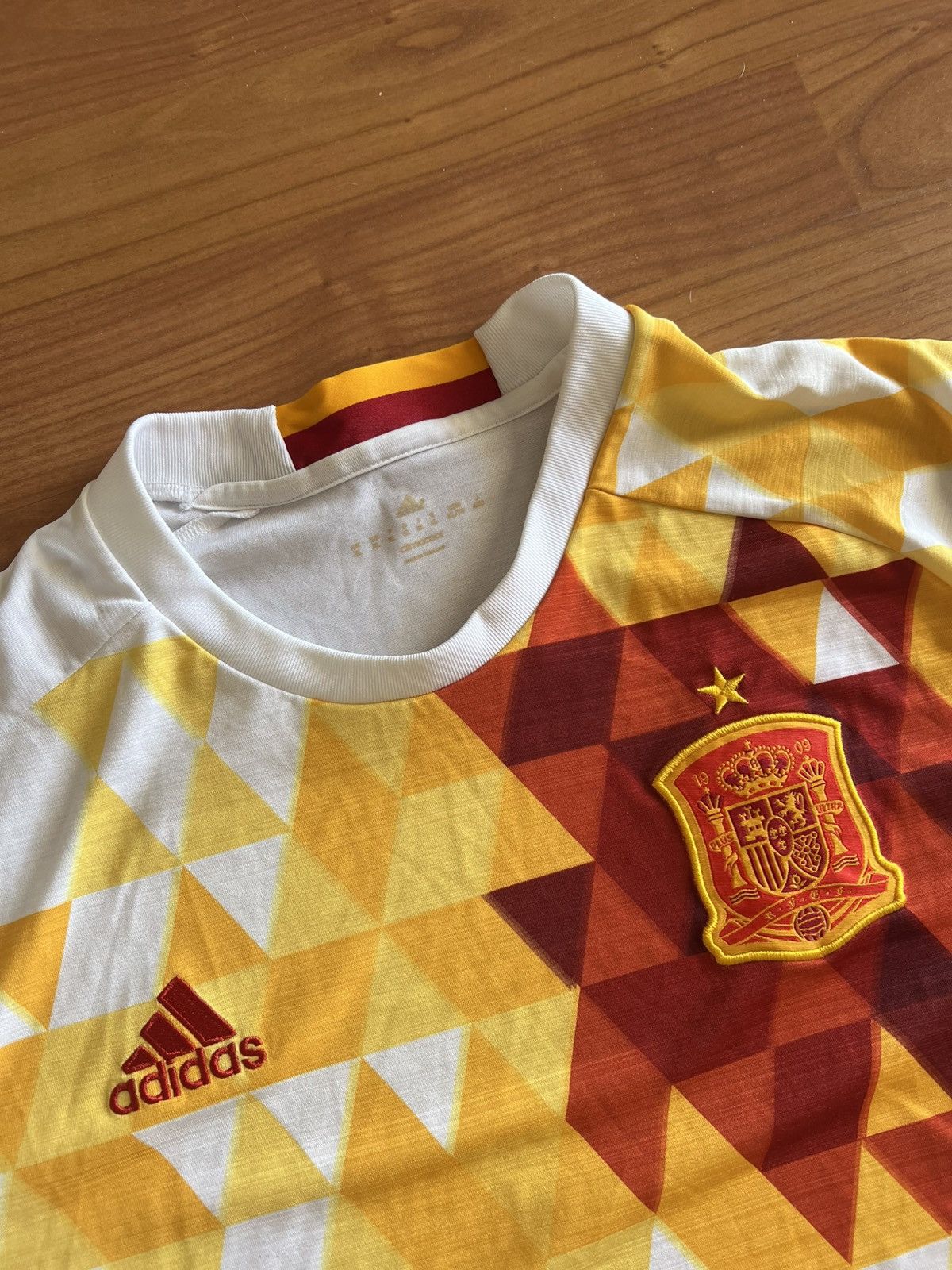 Adidas Spain 2016/2017 Away Jersey aka spilled cheese/doritos kit Size US L / EU 52-54 / 3 - 4 Thumbnail
