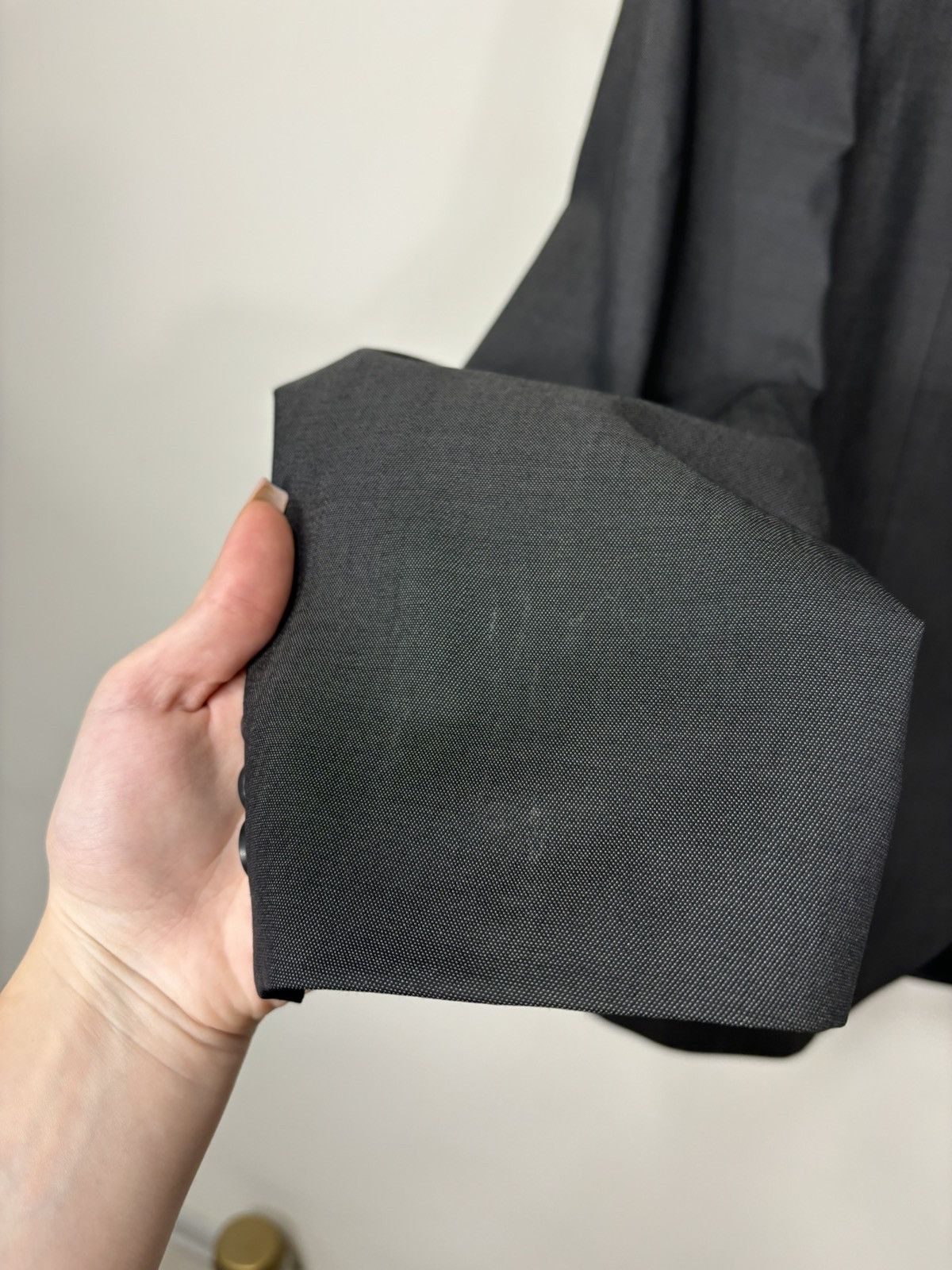 Hugo Boss Hugo Boss Men’s 2-Piece Formal Classic Luxury Wool Suit Size 42R - 8 Thumbnail