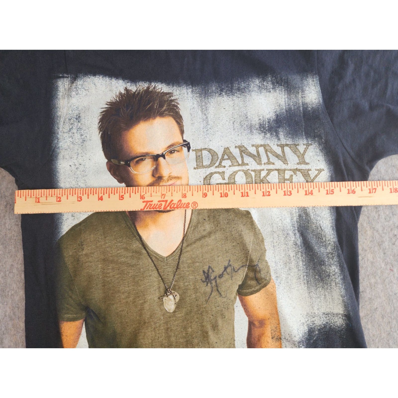 Vintage Danny Gokey Bay Island Shirt Short Sleeve Crew Neck S Autographed Vintage: No Distressed Blue Music T-Shirt Unisex Adults Small Autographed Shirt Size US S / EU 44-46 / 1 - 4 Thumbnail