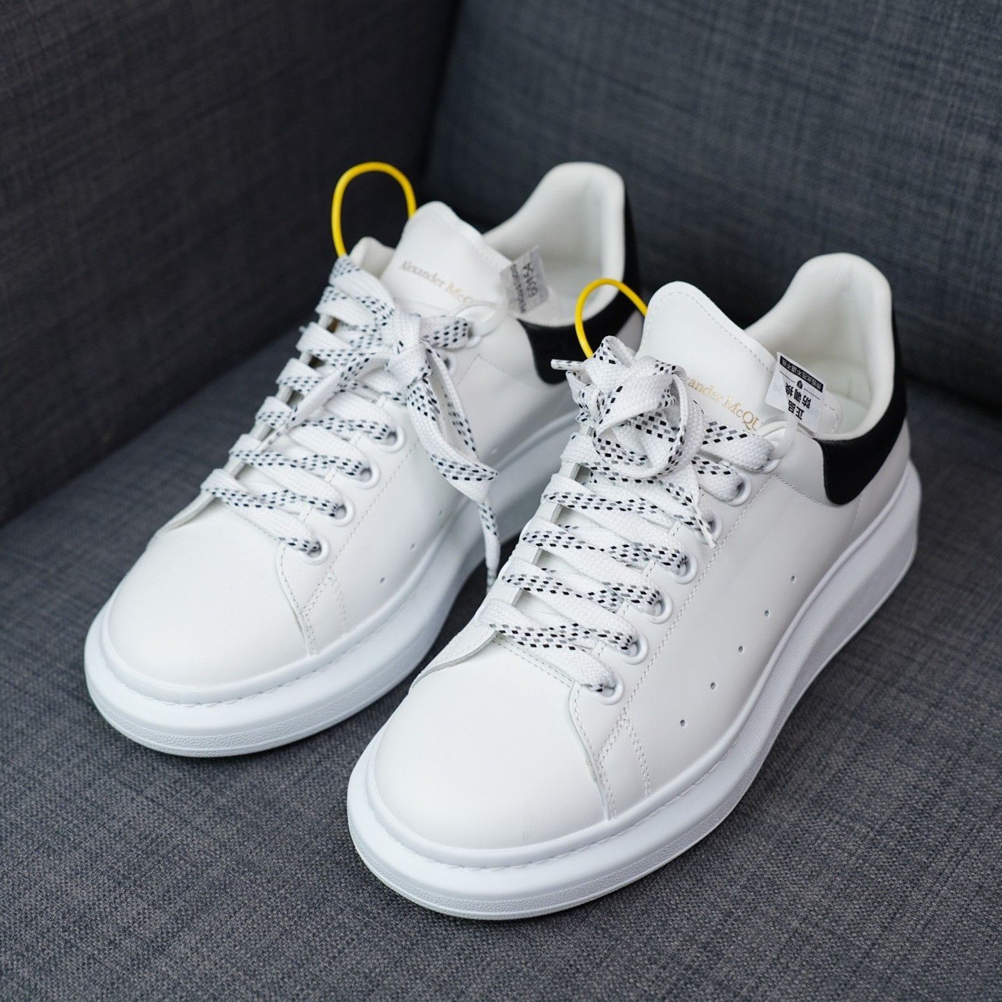 Alexander McQueen Alexander McQueen White Lowtop Sneakers 8 Men Size US 8 / EU 41 - 1 Thumbnail