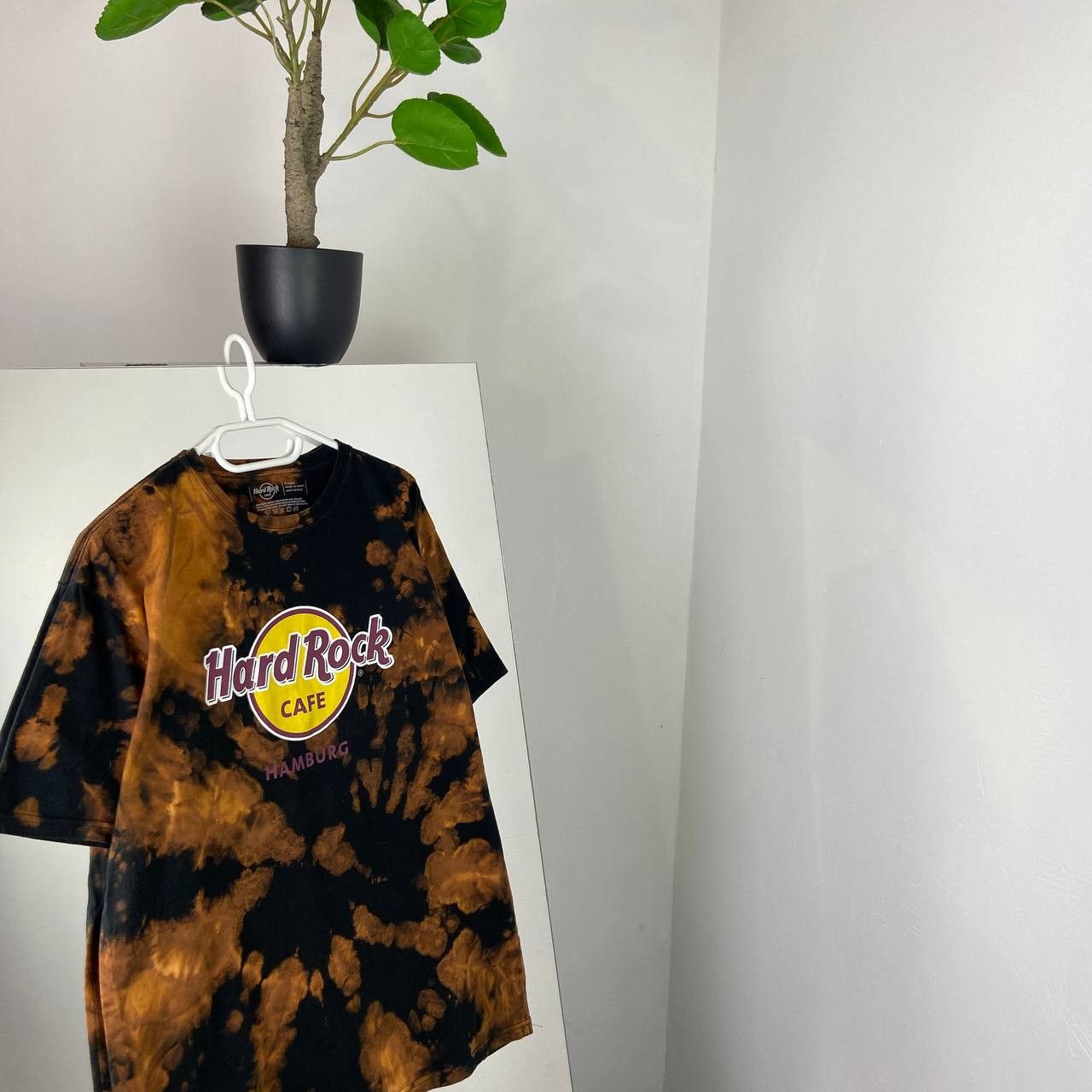Hard Rock Cafe Hard Rock Cafe Hamburg Vintage Tie Dye T-Shirt Size US XL / EU 56 / 4 - 1 Thumbnail