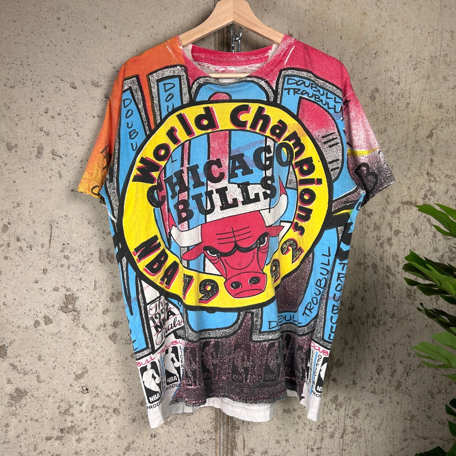 Other VTG Chicago Bulls Magic Johnson AOP 1992 Graffiti Med Shirt Size US M / EU 48-50 / 2 - 1 Thumbnail