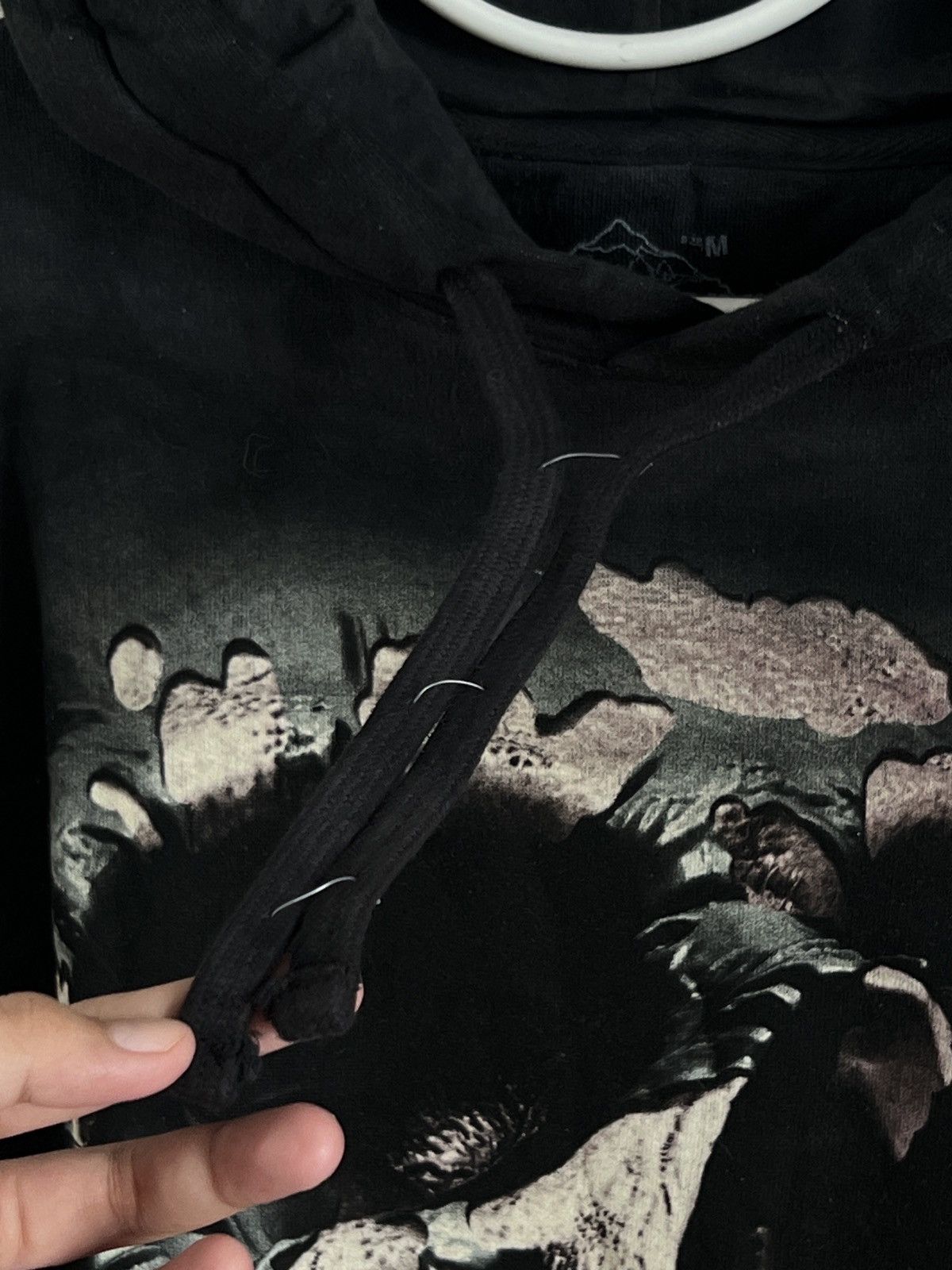The Mountain THE MOUNTAIN HOODIE 2011 SKULL BREAKTHROUGH BRANDNEW Size US M / EU 48-50 / 2 - 4 Thumbnail