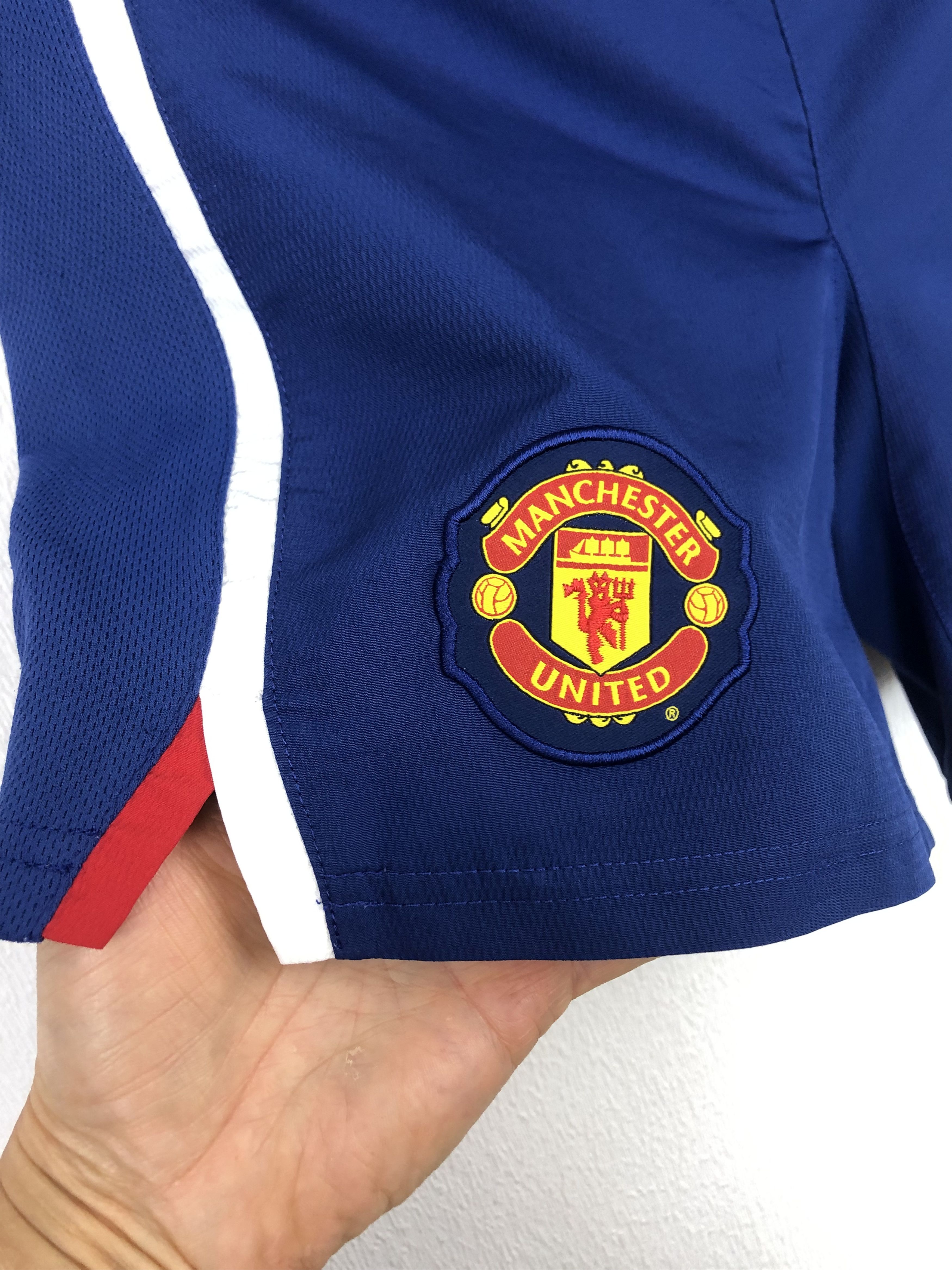 Nike Vintage Manchester United Football Shorts Soccer Boys 10 Size US 26 / EU 42 - 4 Thumbnail