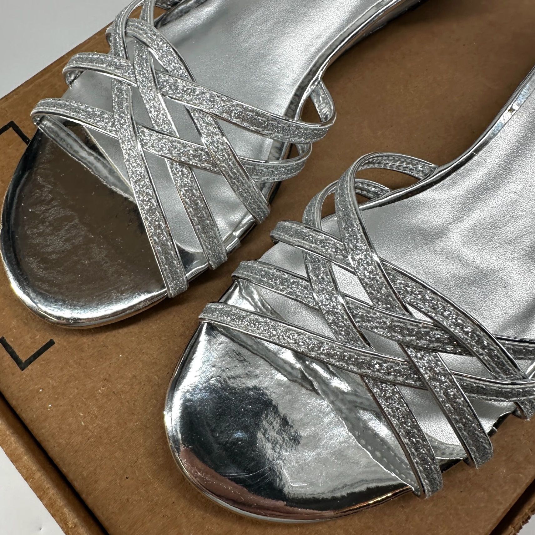 Vintage Easy Street Alive 5 30-8457 Ankle Strap Sandals Silver Open Toe Women's Size 7N Size US 7 / IT 37 - 2 Thumbnail