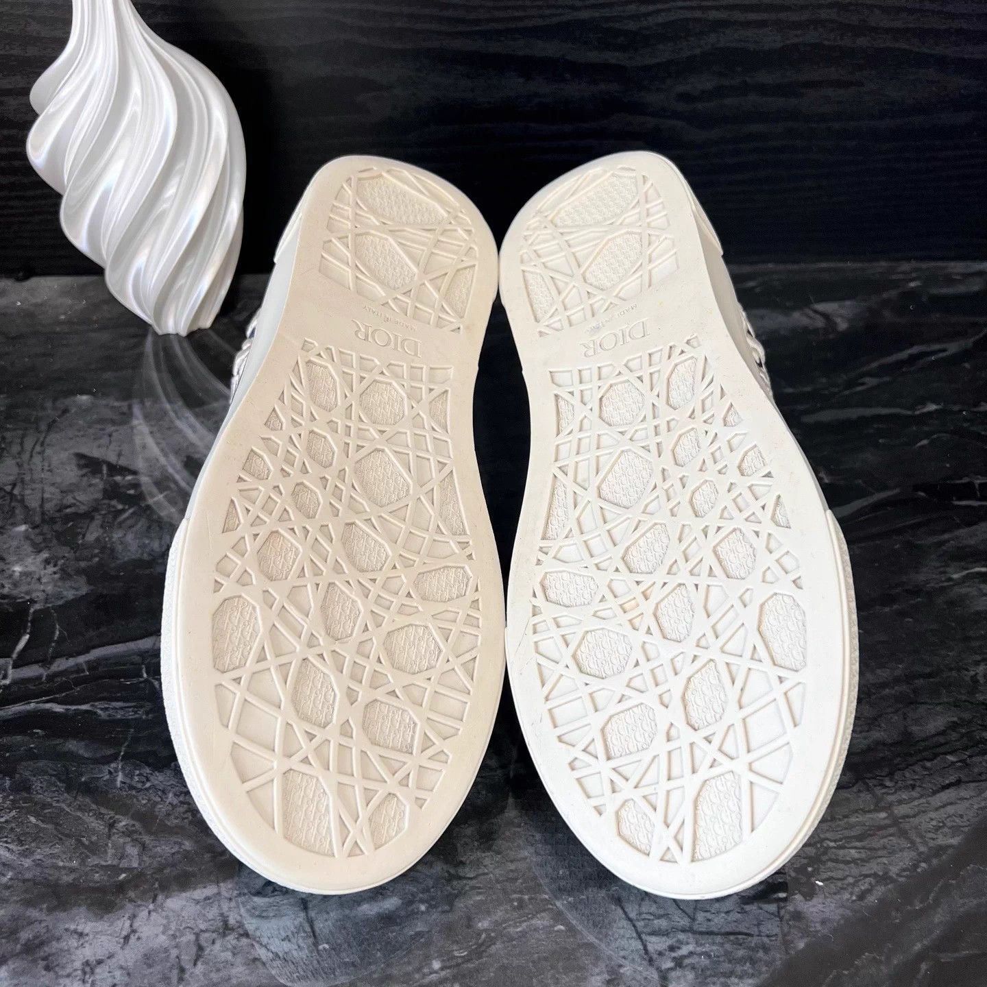 Dior Dior B33 white blue embroidered sneaker 41 Size US 8 / EU 41 - 5 Thumbnail
