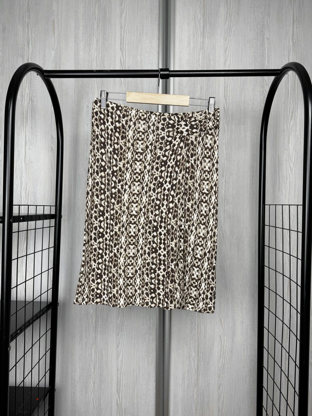 Weekend Max Mara Weekend Max Mara animal snake pattern knee length skirt sz S Size 27" / US 4 / IT 40 - 1 Thumbnail