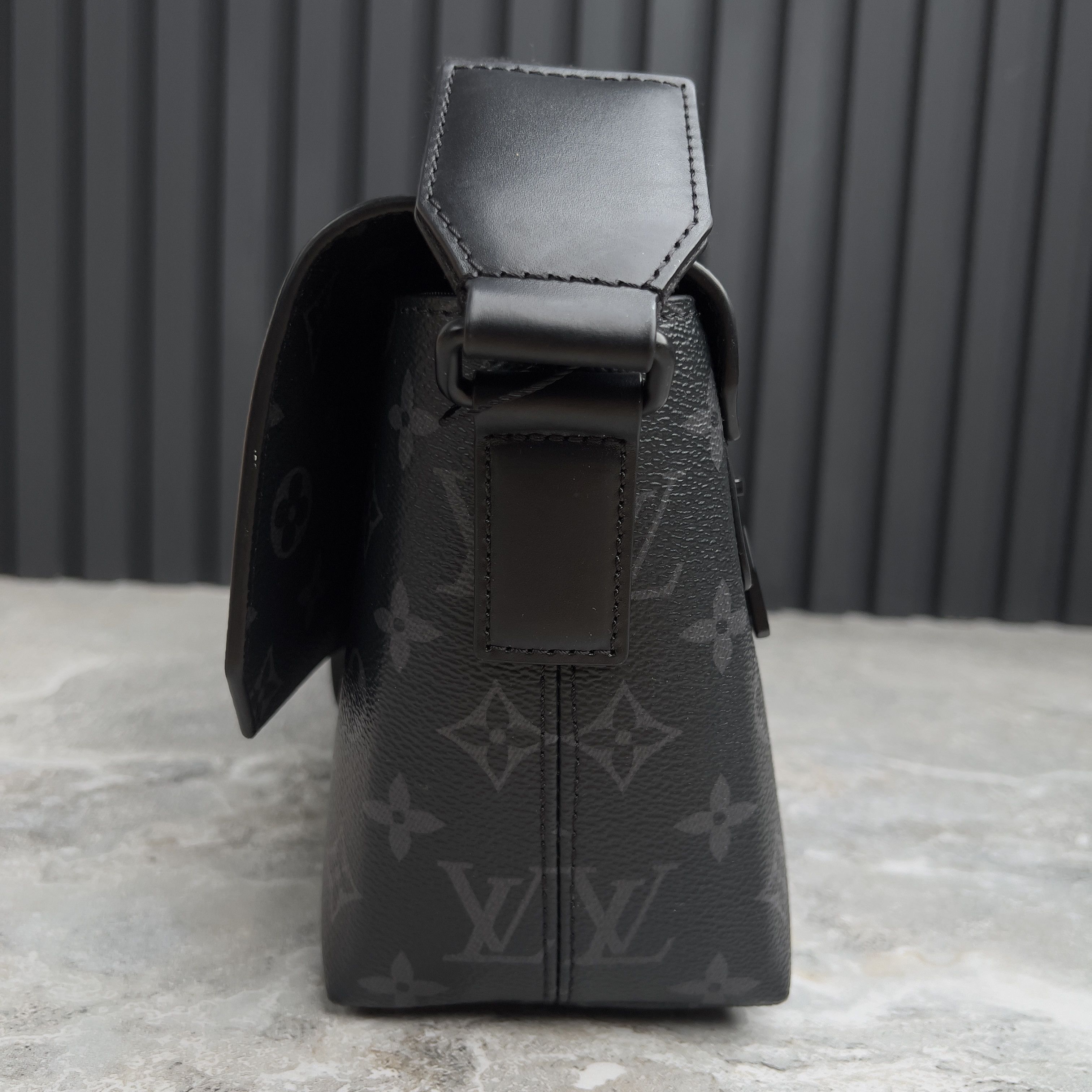 Louis Vuitton Louis Vuitton S-Cape Messenger Shoulder Bag Monogram Eclipse Size ONE SIZE - 3 Thumbnail