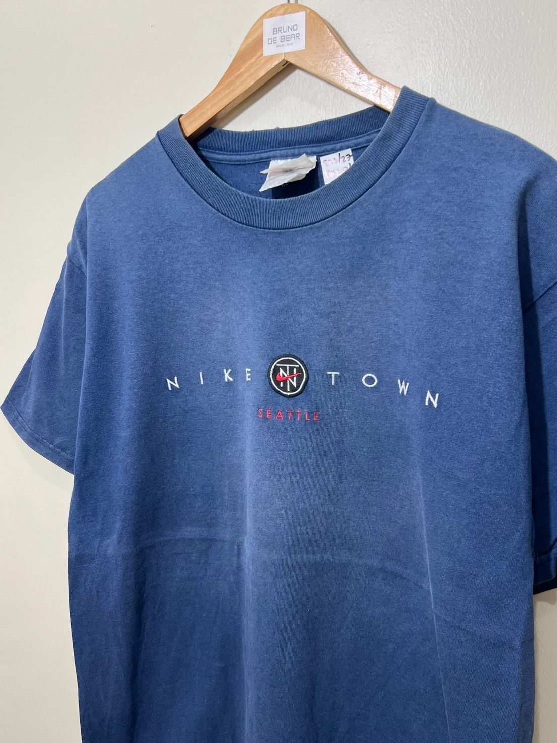 Nike × Vintage Vintage 90's Nike Town Seattle shirt bnz01 Size US M / EU 48-50 / 2 - 1 Thumbnail