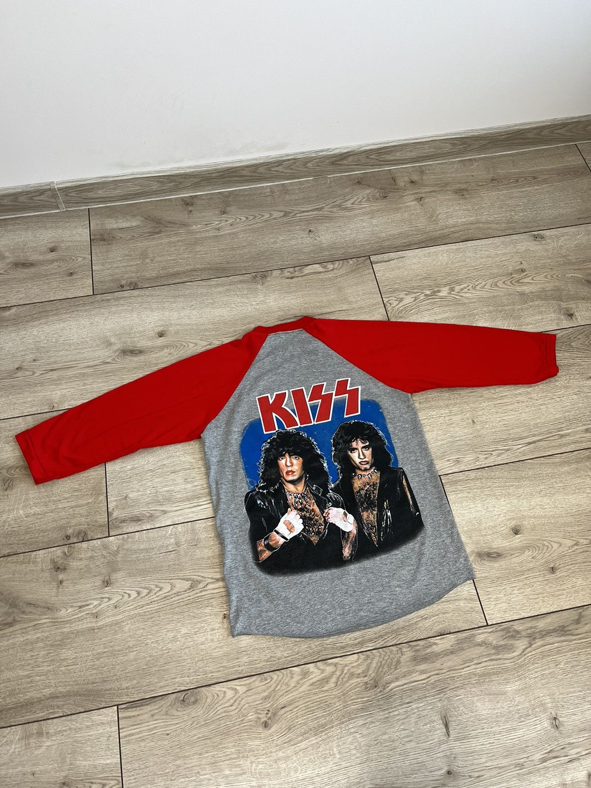 Band Tees × KISS × Vintage Vintage 1983 KISS band 3/4 t shirt single stitched raglan Size US S / EU 44-46 / 1 - 9 Thumbnail