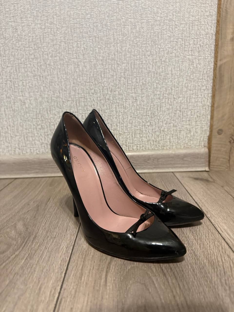 Gucci Gucci Black Patent Leather Knotted Toe Pumps Size 37 1/3 Size US 7.5 / IT 37.5 - 1 Thumbnail