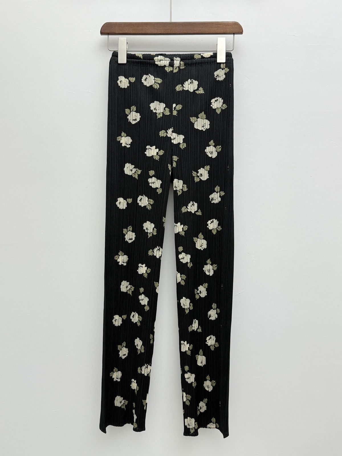 Pleats Please Issey Miyake Black gardenia pleated pants Size 37" - 1 Thumbnail