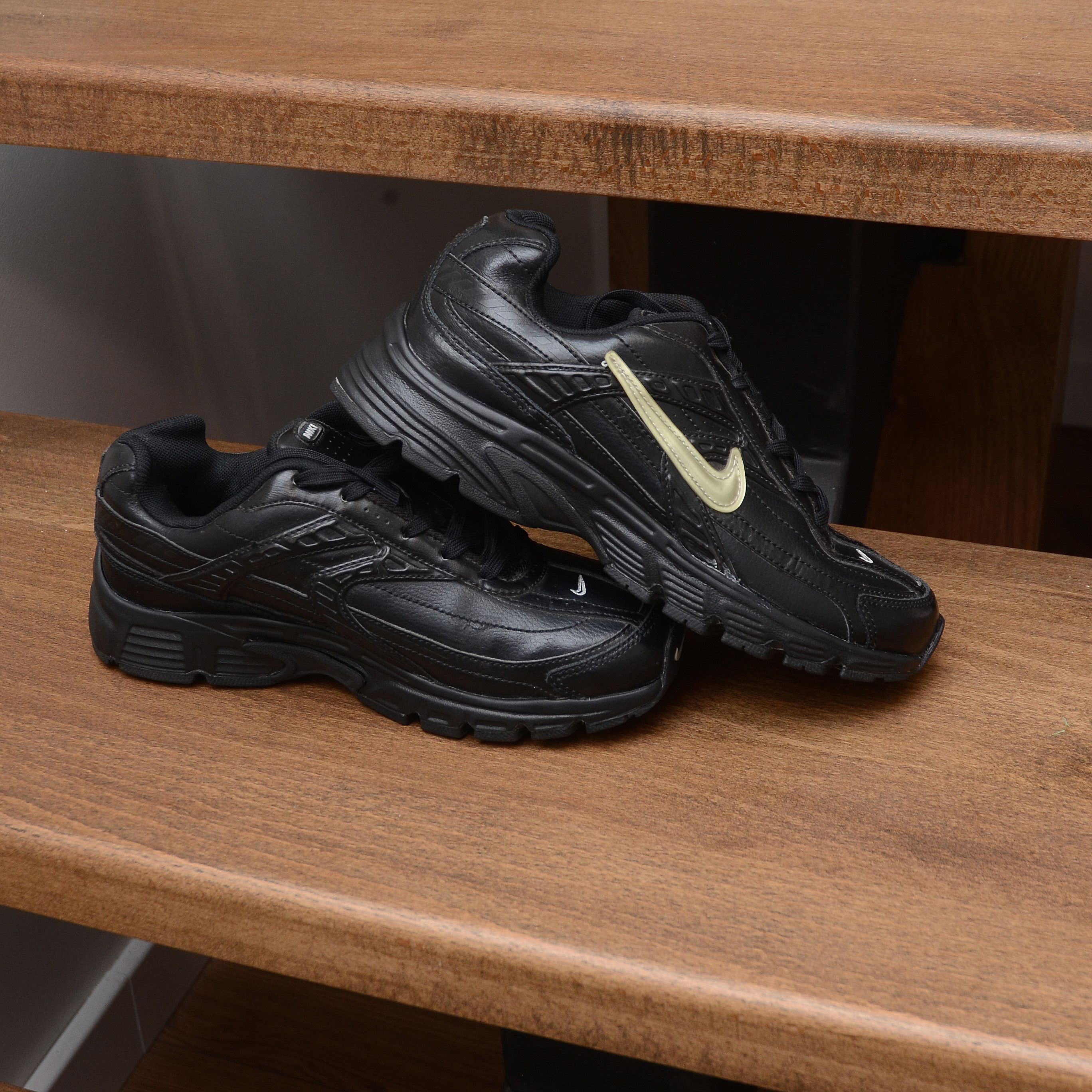 Nike Rare Nike Black Trainers UK 3.5 US 4Y Sneakers Silver Swoosh Size US 6 / IT 36 - 8 Thumbnail