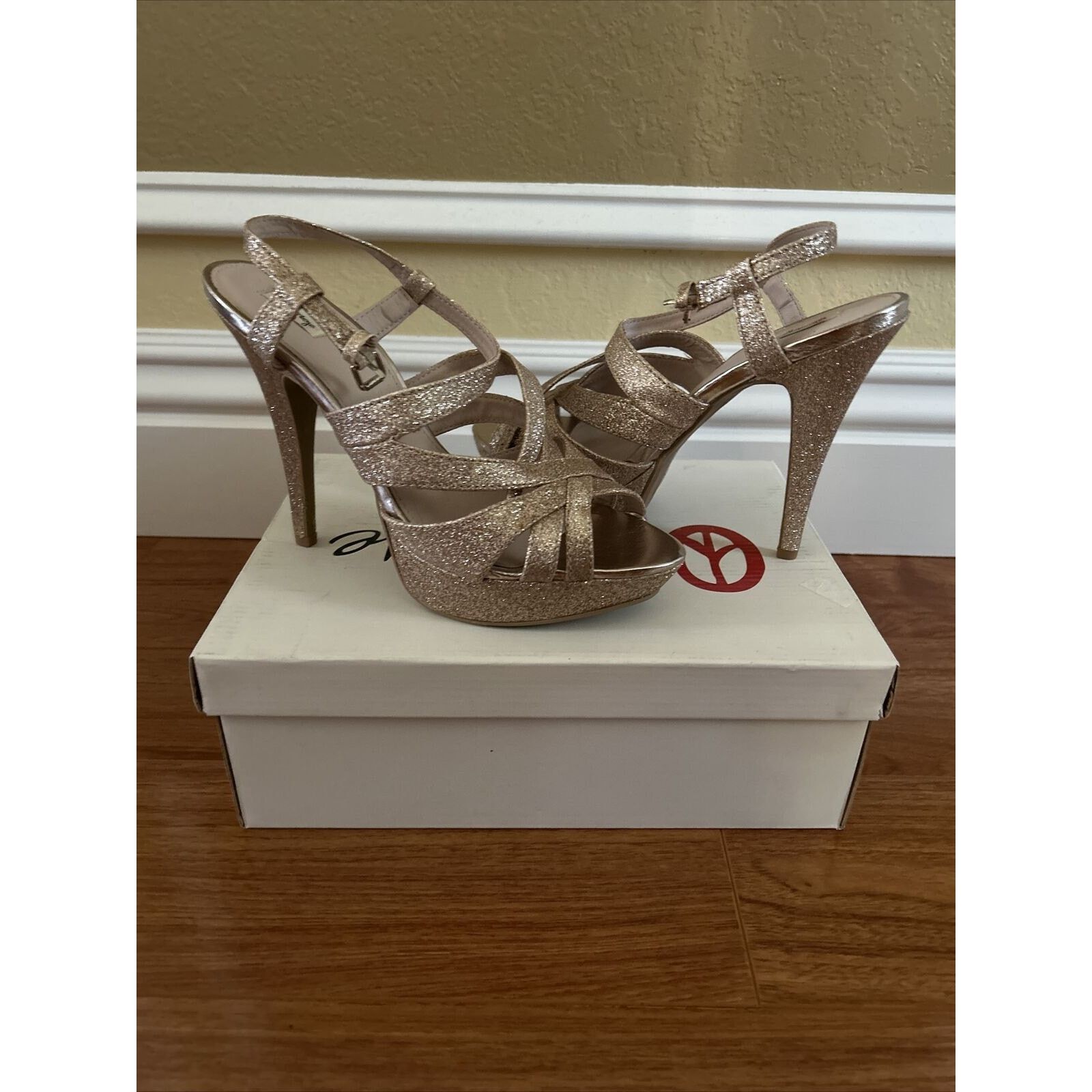 Steve Madden Olsenboye Gold Glitter Platform Stilettos Heels Women's 8.5 Size US 8.5 / IT 38.5 - 1 Thumbnail