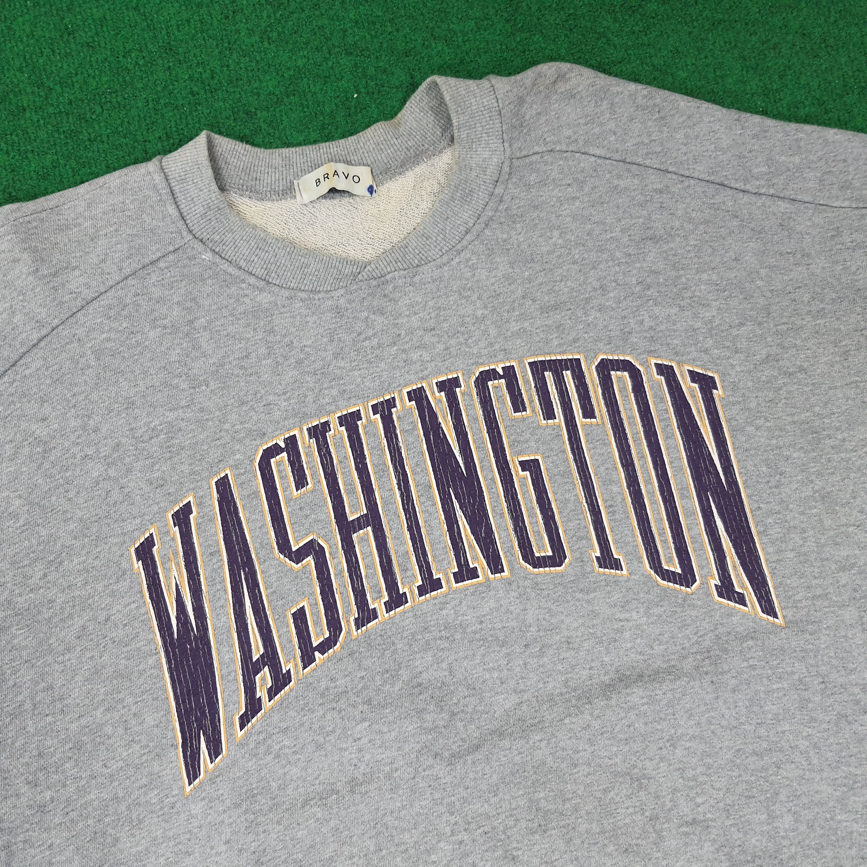 Vintage Vintage Washington Huskies Football Team Sweatshirt C262N4 Size US XL / EU 56 / 4 - 5 Thumbnail