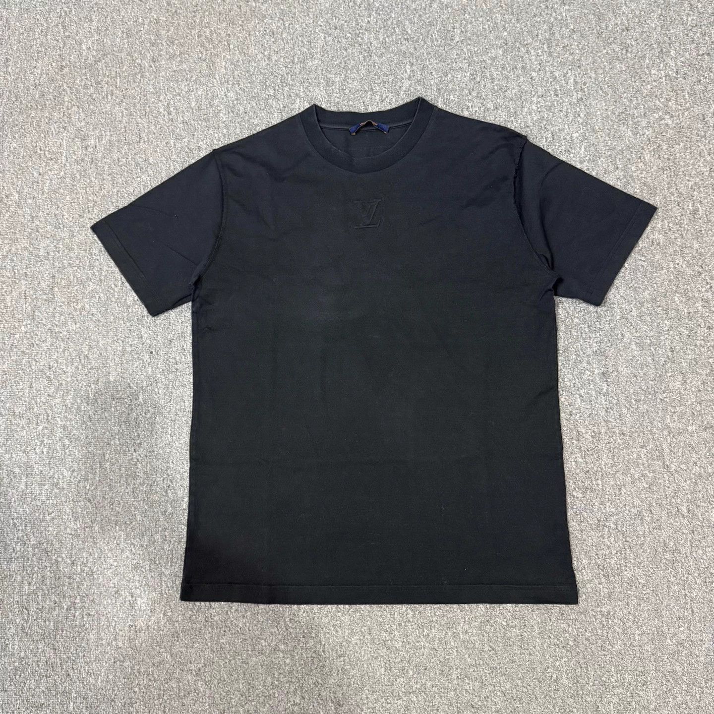 Louis Vuitton LV black embossed logo short-sleeve L 95 new Size US L / EU 52-54 / 3 - 1 Thumbnail