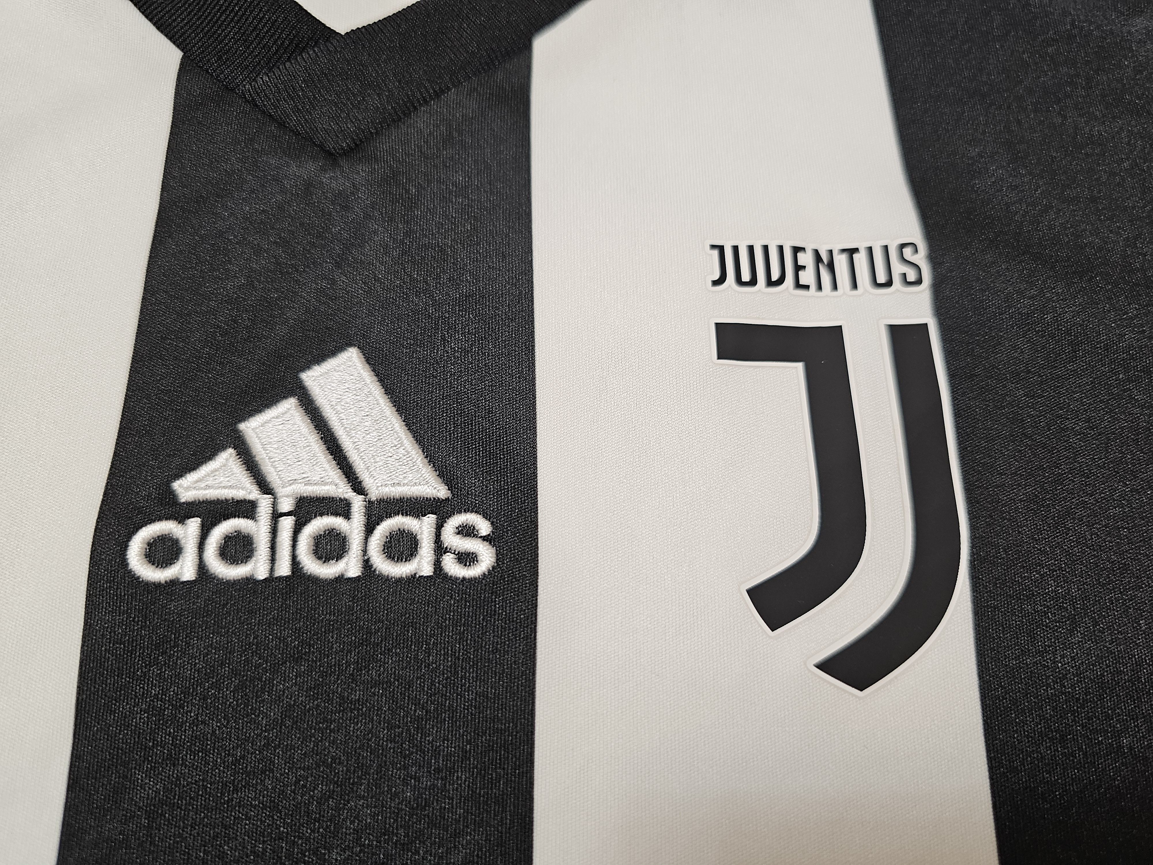 Adidas JUVENTUS 2017 2018 HOME ACADEMY FOOTBALL SHIRT SOCCER JERSEY Size US S / EU 44-46 / 1 - 3 Thumbnail