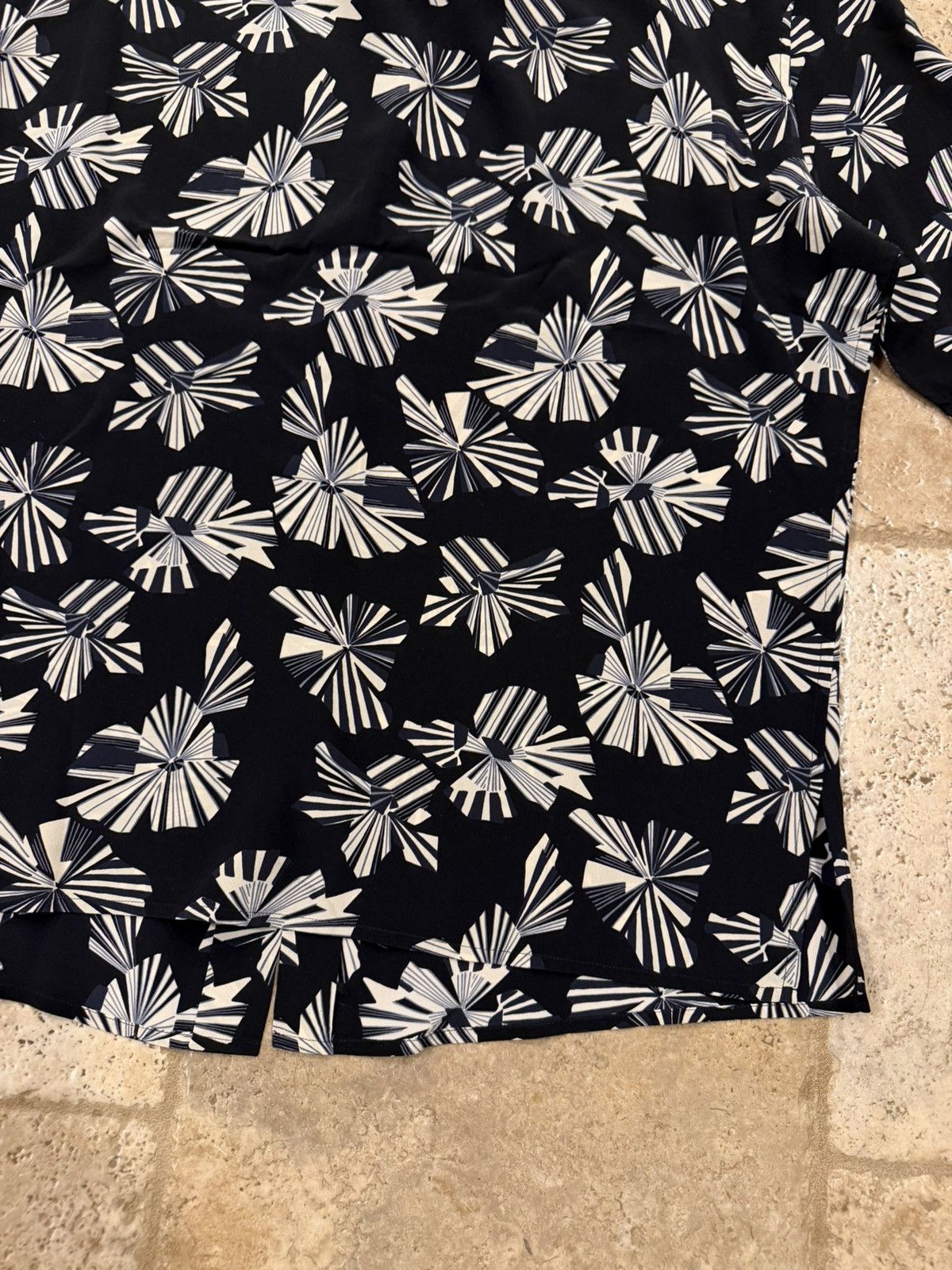 Saint Laurent Paris Saint Laurent Paris Imprime Fleur Origami Print Black Shirt Size US L / EU 52-54 / 3 - 11 Thumbnail