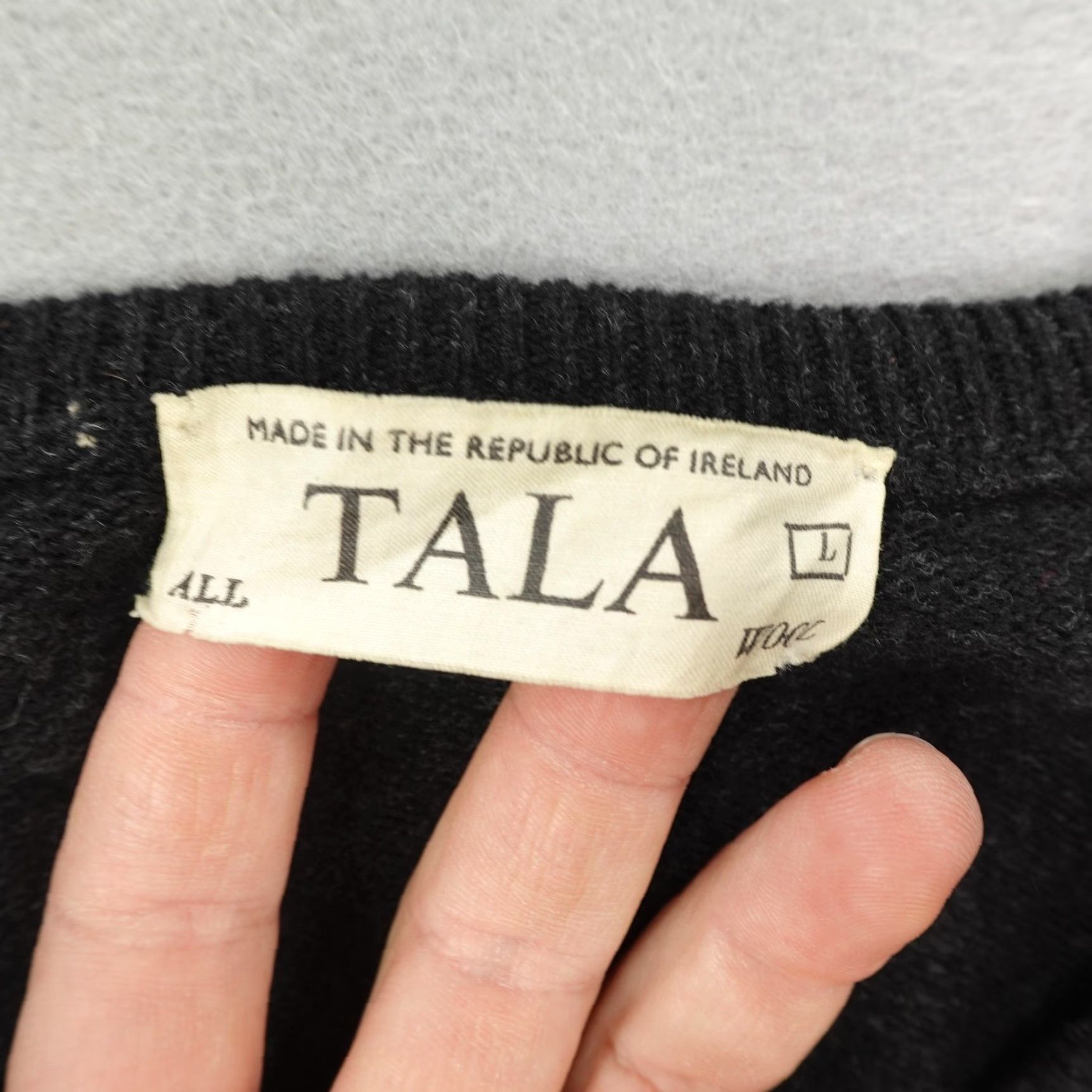 Vintage VINTAGE TALA Wool Sweater Men’s Large Gray V-Neck Pullover Made in Ireland Outdoor Casual Size US L / EU 52-54 / 3 - 7 Thumbnail