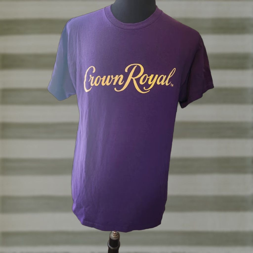 Gildan VINTAGE Crown Royal Graphic T Shirt Purple Adult Large Short Sleeve Gildan Logo 90s Men Shirt Regular Cotton Crew Neck Purple Size US L / EU 52-54 / 3 - 1 Preview