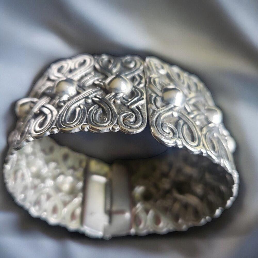Designer Vintage Steel Filigree Hinged Bangle 20.32 cm Size ONE SIZE - 1 Thumbnail