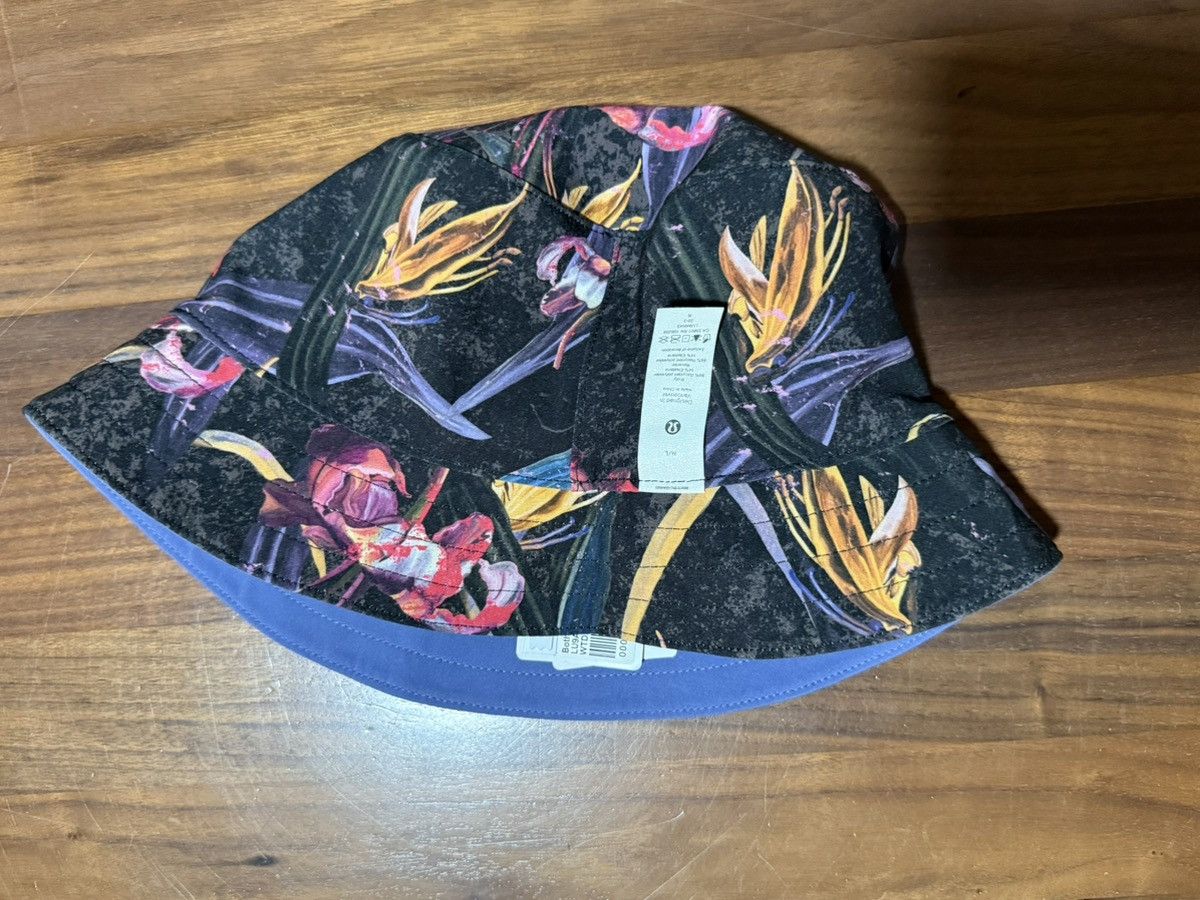 Lululemon Lululemon Reversible Bucket Hat Crusher Size M/L Blue Floral Size ONE SIZE - 5 Thumbnail