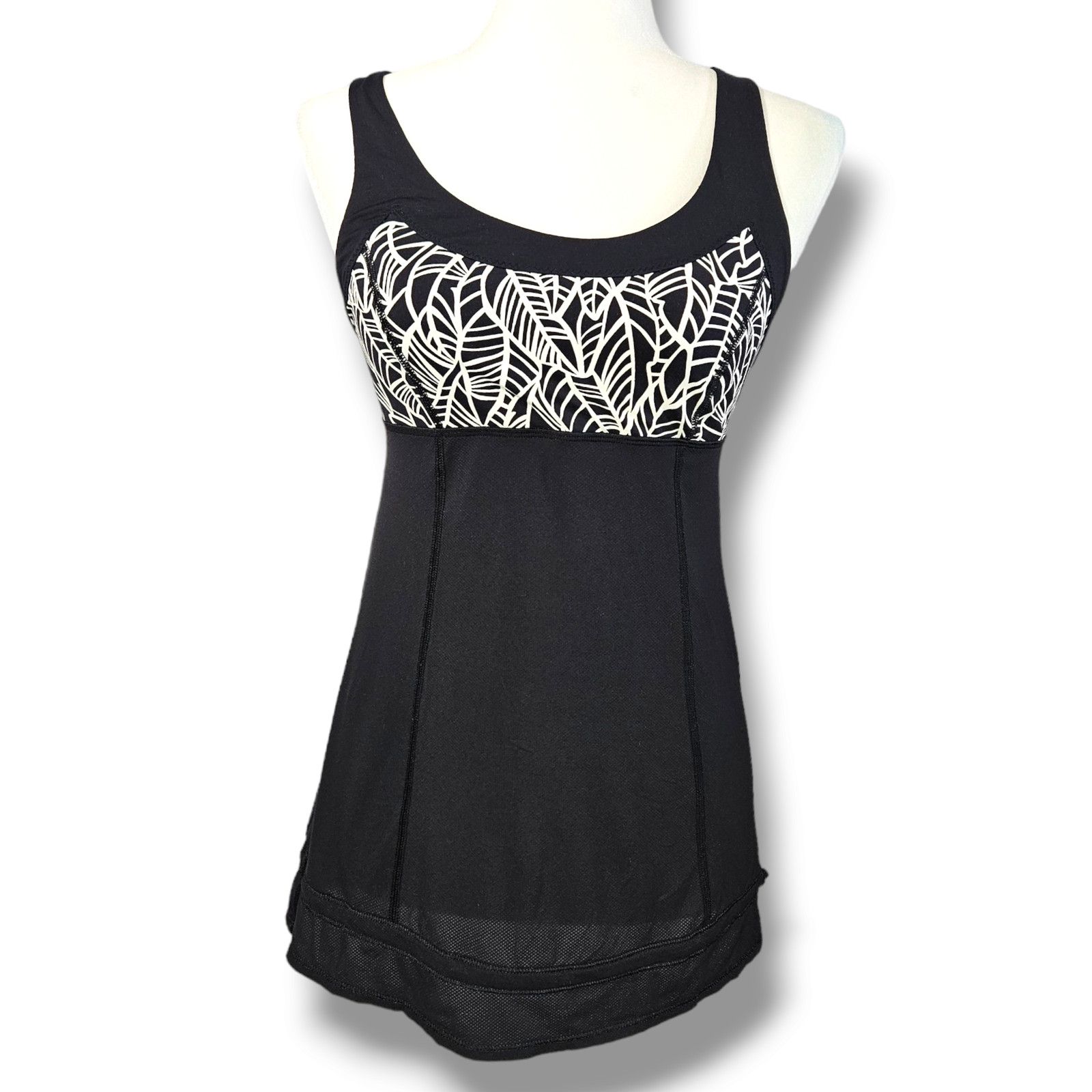 Lululemon EUC Lululemon Run: Ta Ta Topper Top Sz. 6 Pretty Palm Black Size M / US 6-8 / IT 42-44 - 3 Thumbnail