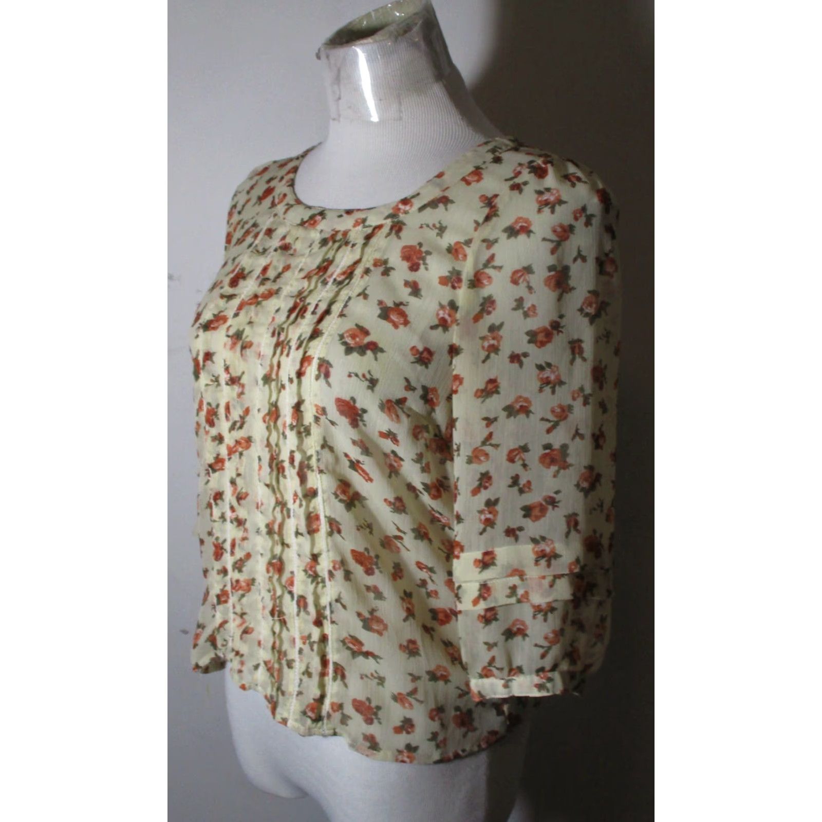 Vintage VINTAGE Elana Solano Beige Floral 3/4 Sleeve Top S Woman Blouse Knit Polyester Size S Waist Length 3/4 Sleeve Floral Mens? Size S / US 4 / IT 40 - 4 Thumbnail