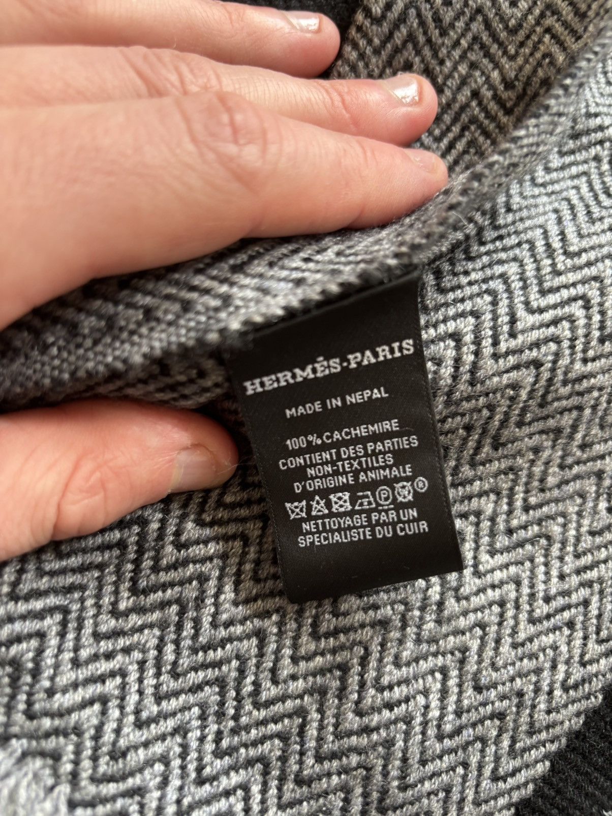 Hermes Herringbone Cashmere Scarf Made in Nepal (Grey/Black) Size ONE SIZE - 3 Thumbnail