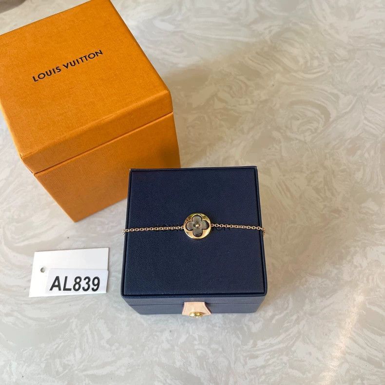 Louis Vuitton Louis Vuitton Blossom Bracelet in Rose Gold-2506 Size ONE SIZE - 2 Thumbnail