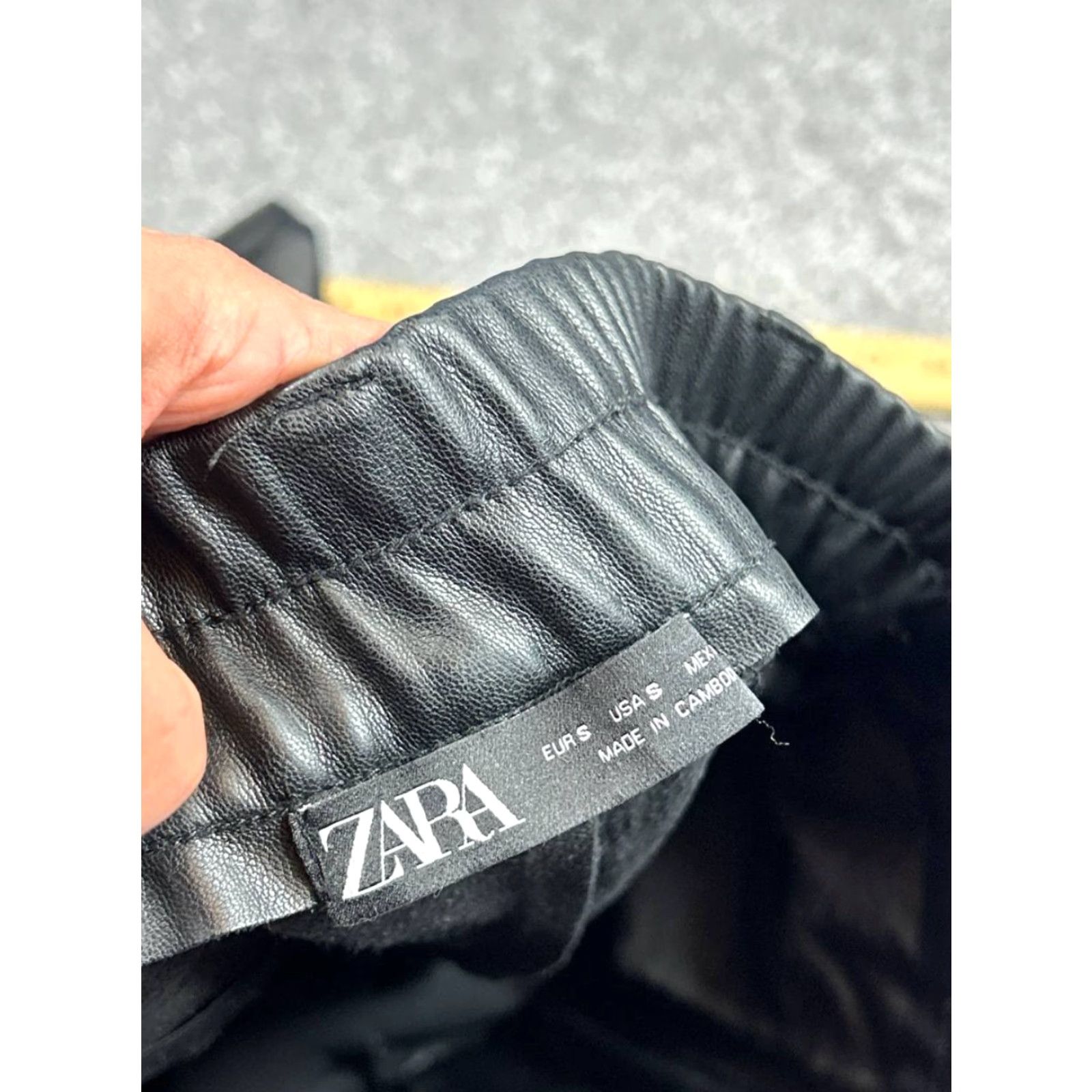 Zara Zara Womens Small Black Faux Leather Ankle Pants Pleated High Rise Tapered Leg Size 28" / US 6 / IT 42 - 6 Thumbnail