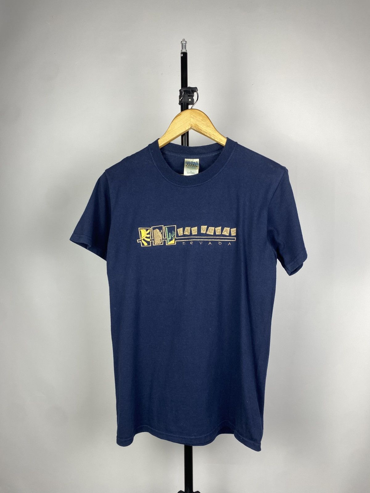 Vintage Vintage 00s Las Vegas Big Logo T Shirt Size US S / EU 44-46 / 1 - 1 Thumbnail