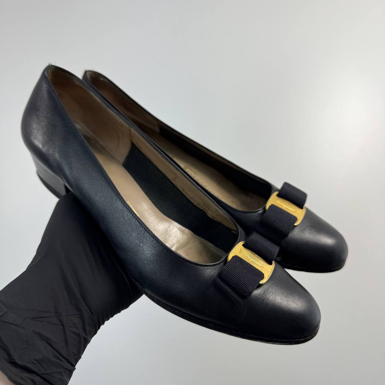 Salvatore Ferragamo Salvatore Ferragamo Boutique Vara Bow Leather Size 7 Size US 7 / IT 37 - 1 Thumbnail