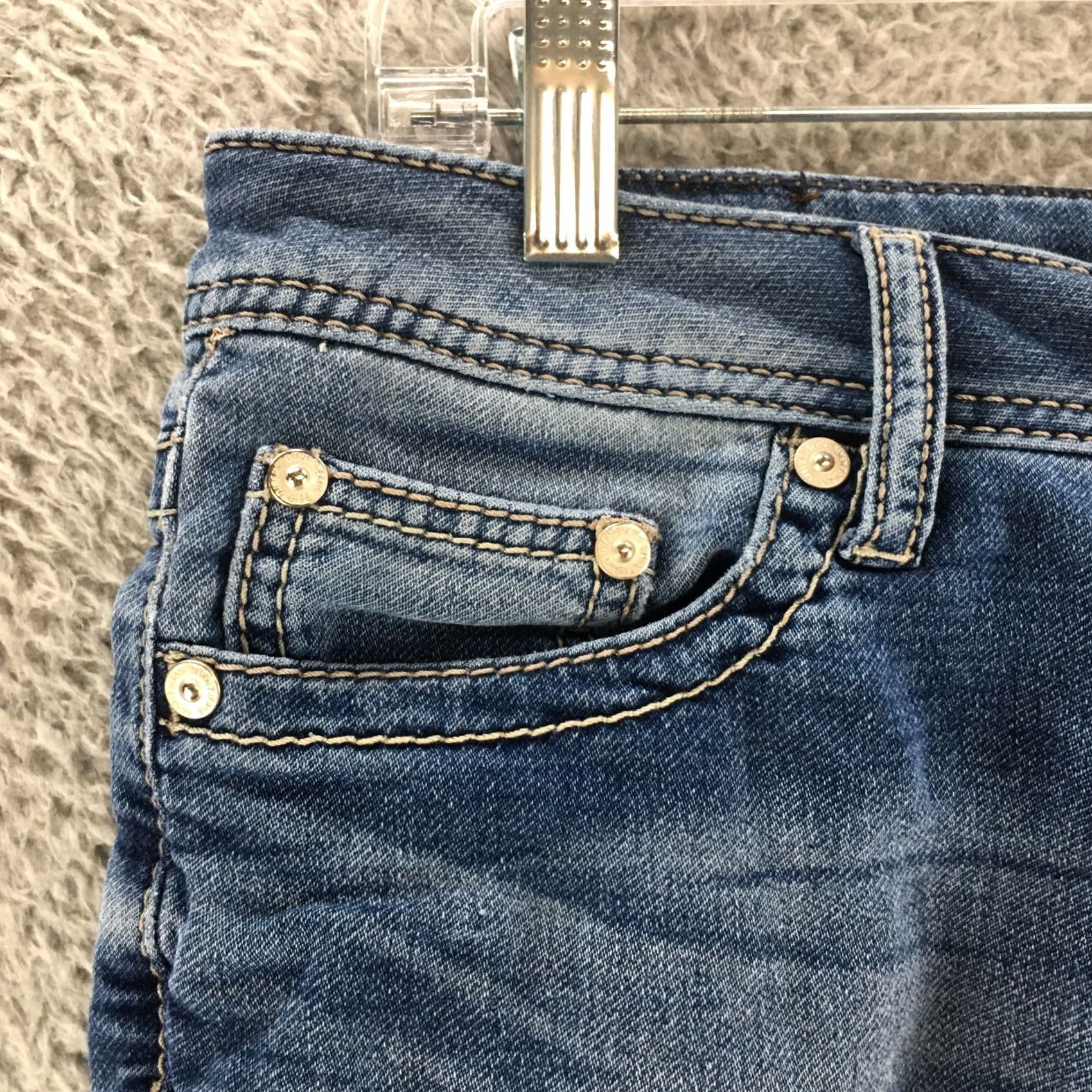 Vintage Seven7 Bermuda Shorts Womens 4 Blue Medium Wash Denim Low Rise Embroidered Zip Bermuda shorts Womens 4 Blue Medium Wash Denim Low Rise Embroidered Zip Size 27" / US 4 / IT 40 - 2 Thumbnail