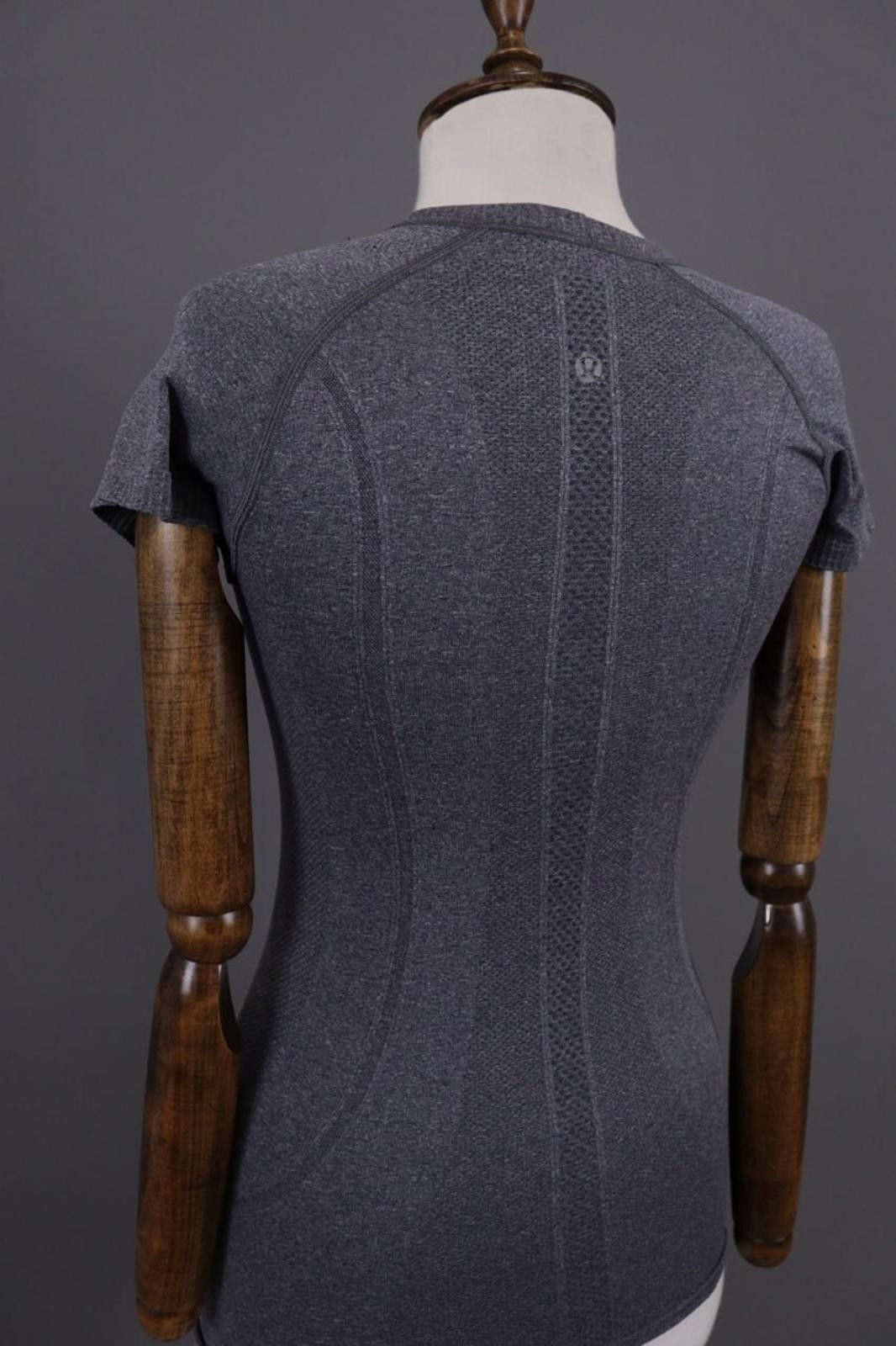 Lululemon Lululemon Athletica Gray Layer Top Pullover Shirt Size 4 Size S / US 4 / IT 40 - 11 Thumbnail