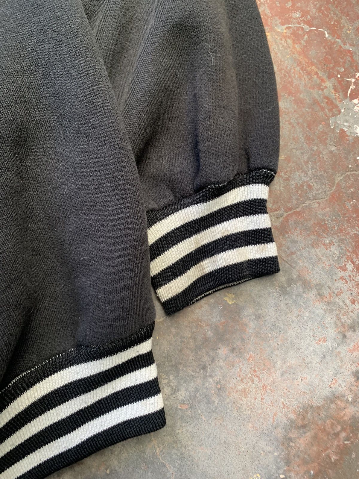 Guess Vintage Crewneck Guess Leather logo Size US XL / EU 56 / 4 - 4 Thumbnail