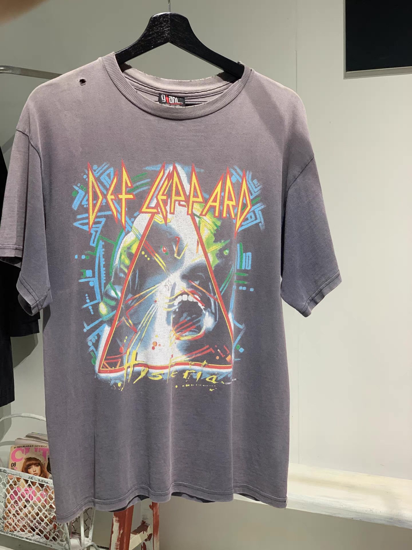 Vintage Vintage 80's Def Leppard Faded Tee Q13 Size US L / EU 52-54 / 3 - 2 Thumbnail