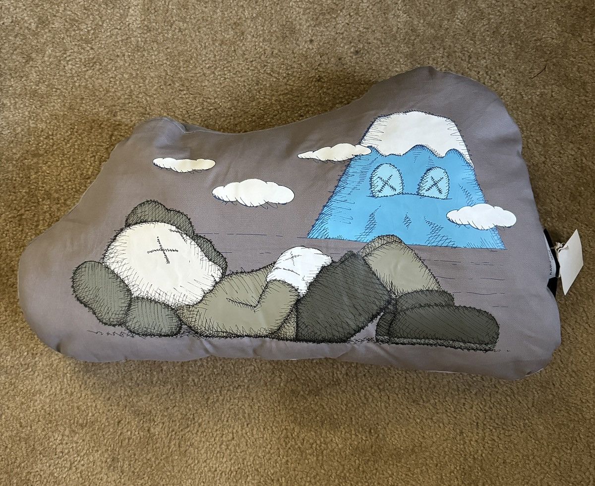 KAWS HOLIDAY JAPAN クッション KAWS: HOLIDAY JAPAN Cushion — STANDARD X FUTURE