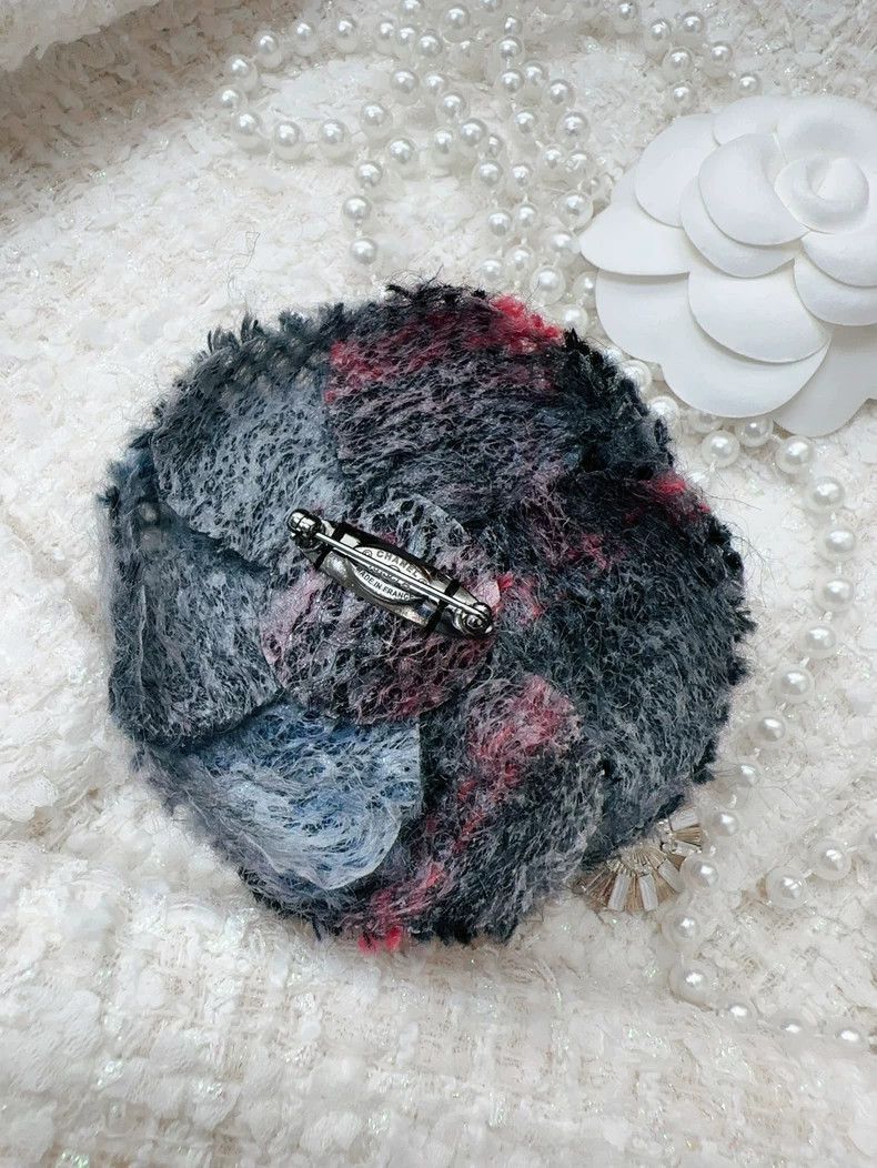 Chanel Chanel 18A Gray Camellia Wool Brooch Size ONE SIZE - 6 Thumbnail