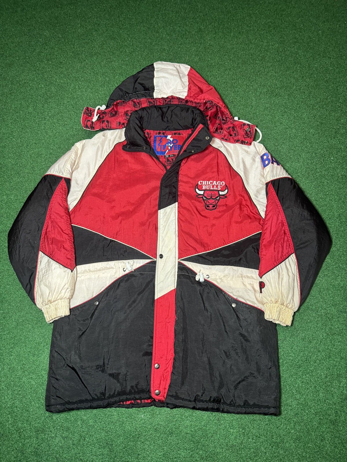 Pro Player 90s Chicago Bulls INSANE Pro Player Puffer Long XL Jacket Size US XL / EU 56 / 4 - 1 Thumbnail