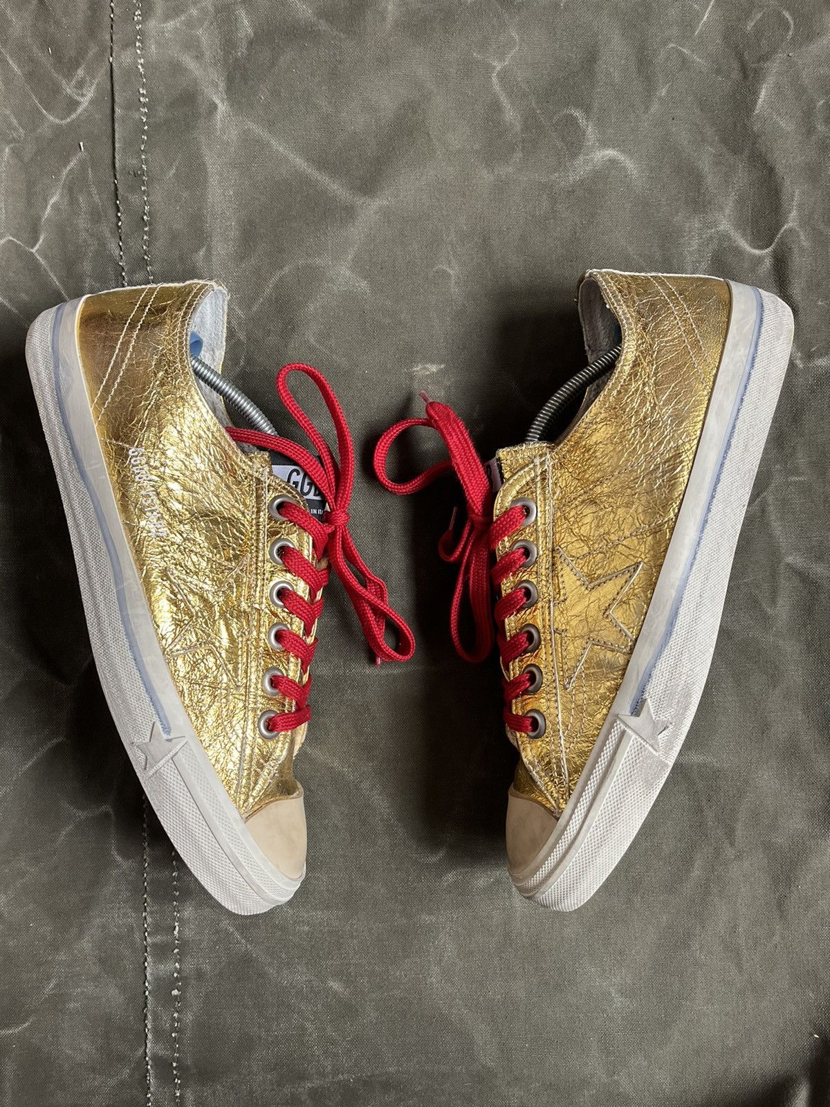 Golden Goose × Vintage GGDB Golden Goose Deluxe Brand V-star 2 Gold Low Sneakers Size US 7 / EU 40 - 3 Thumbnail