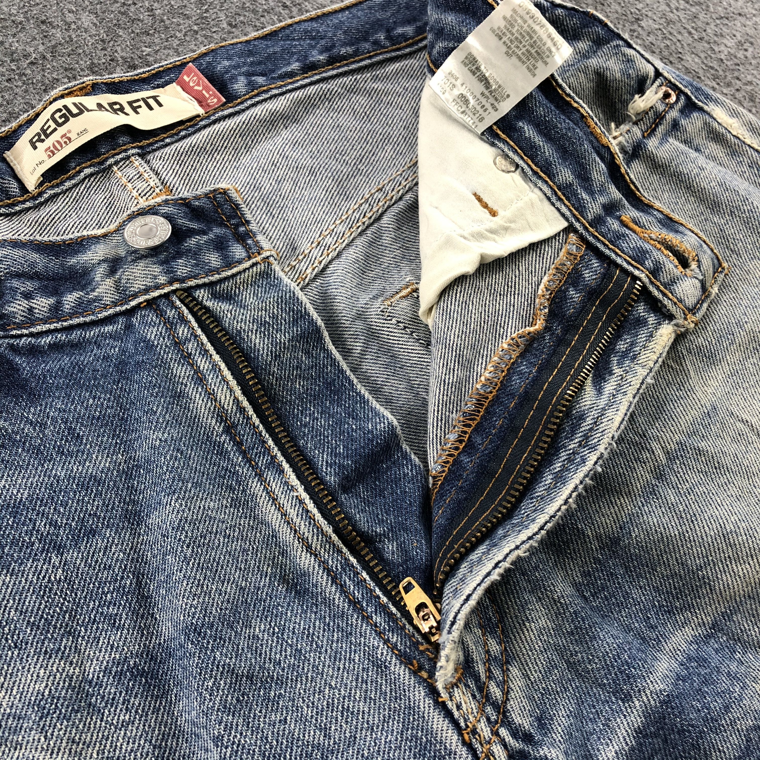 Levi's Vintage Distress Light Wash Levis 505 Jeans-J1252 Size US 35 - 9 Thumbnail