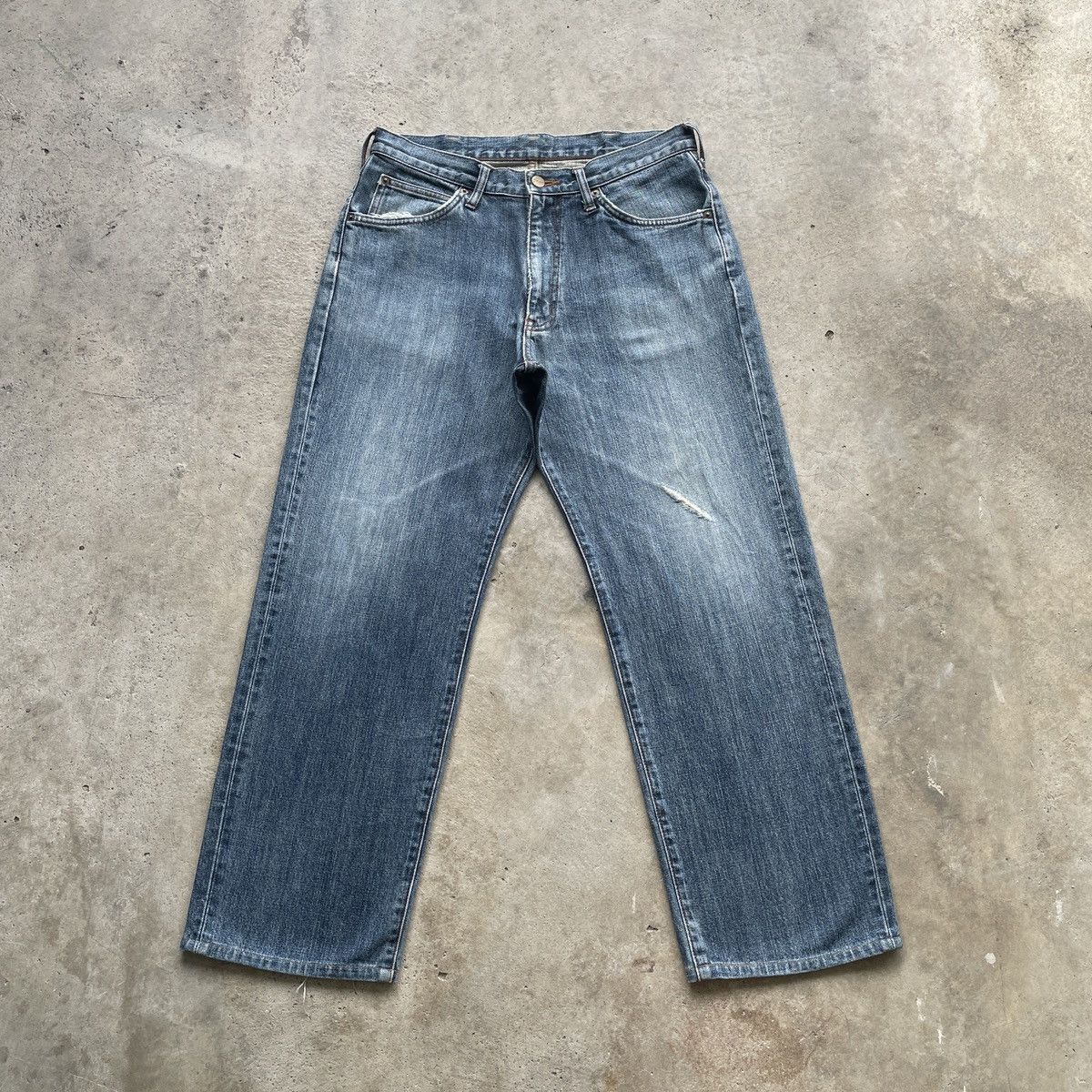 Japanese Brand Vintage Wrangler Jeans Distressed Faded Denim Pants W32 Size US 32 / EU 48 - 1 Thumbnail
