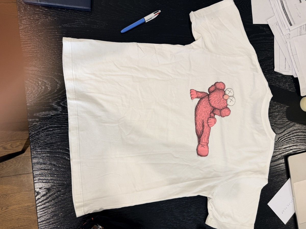 Kaws × Uniqlo Uniglow KAWS T Shirt Size US M / EU 48-50 / 2 - 1 Thumbnail