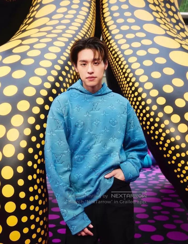 Louis Vuitton Louis Vuitton Blue gradient full-print logo sweatshirt Size US M / EU 48-50 / 2 - 8 Thumbnail