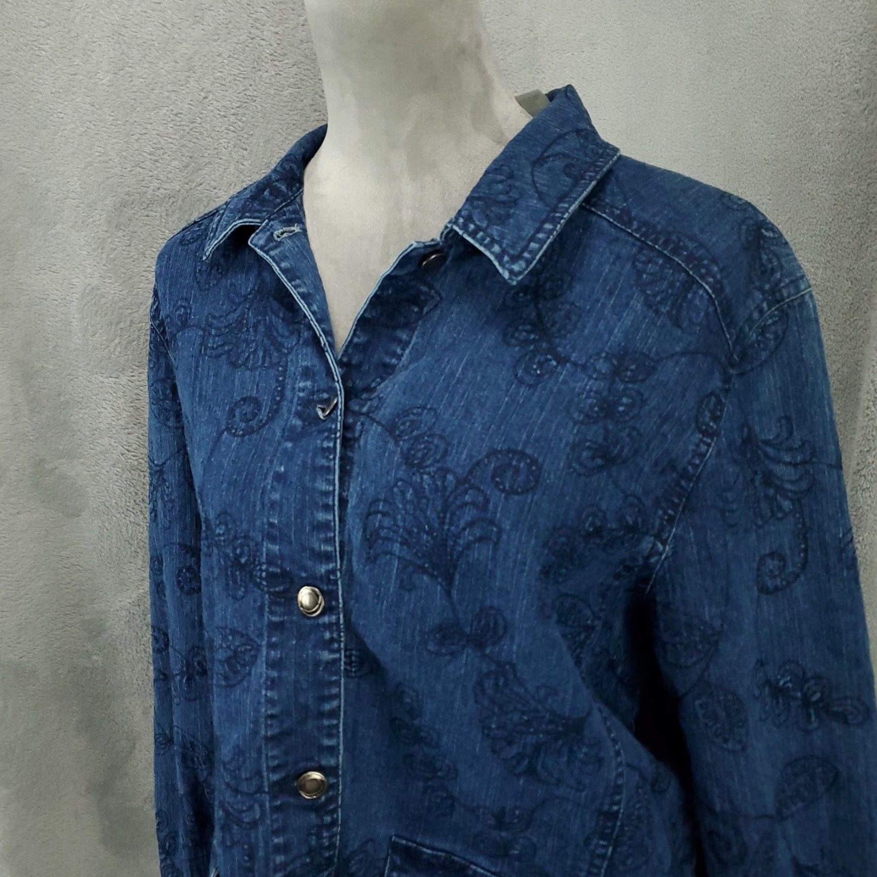Vintage Alfred Dunner Denim Jacket Women 10 Blue Embroidered Button Front Pockets Flower Artsy Classic Womens Size L / US 10 / IT 46 - 2 Thumbnail