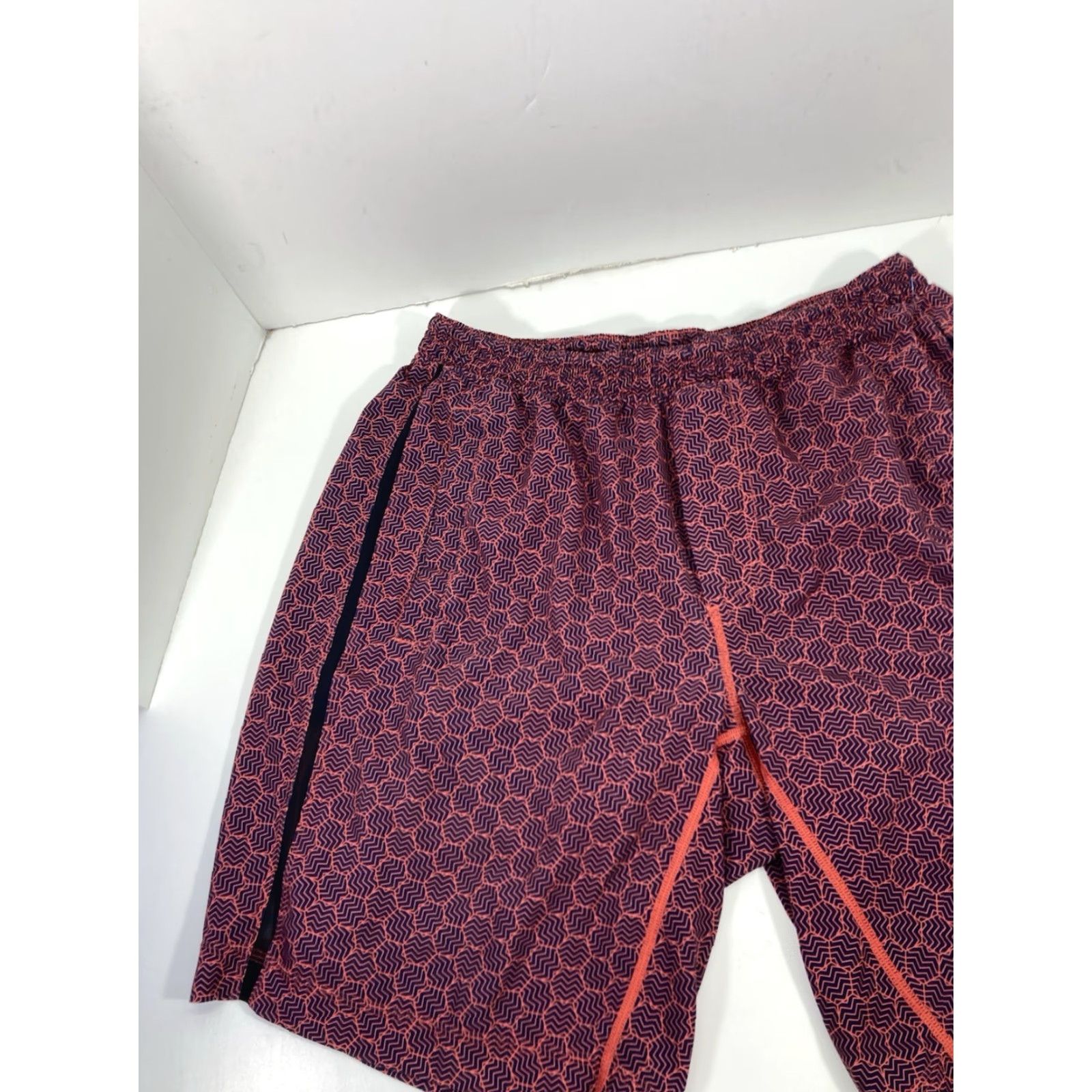 Lululemon Lululemon Pace Breaker Shorts Men 36x10 Maroon Geometric Lined Drawstring Athletic Shorts Mens Regular Size L Red Geometric Pattern Size US 33 - 3 Thumbnail